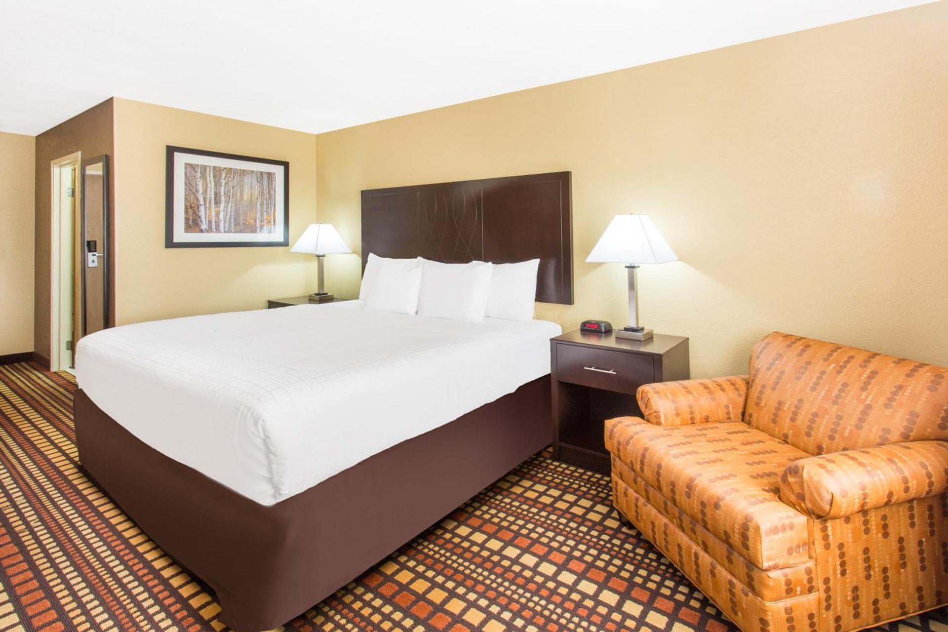 Days Inn & Suites by Wyndham Davenport East photo 31