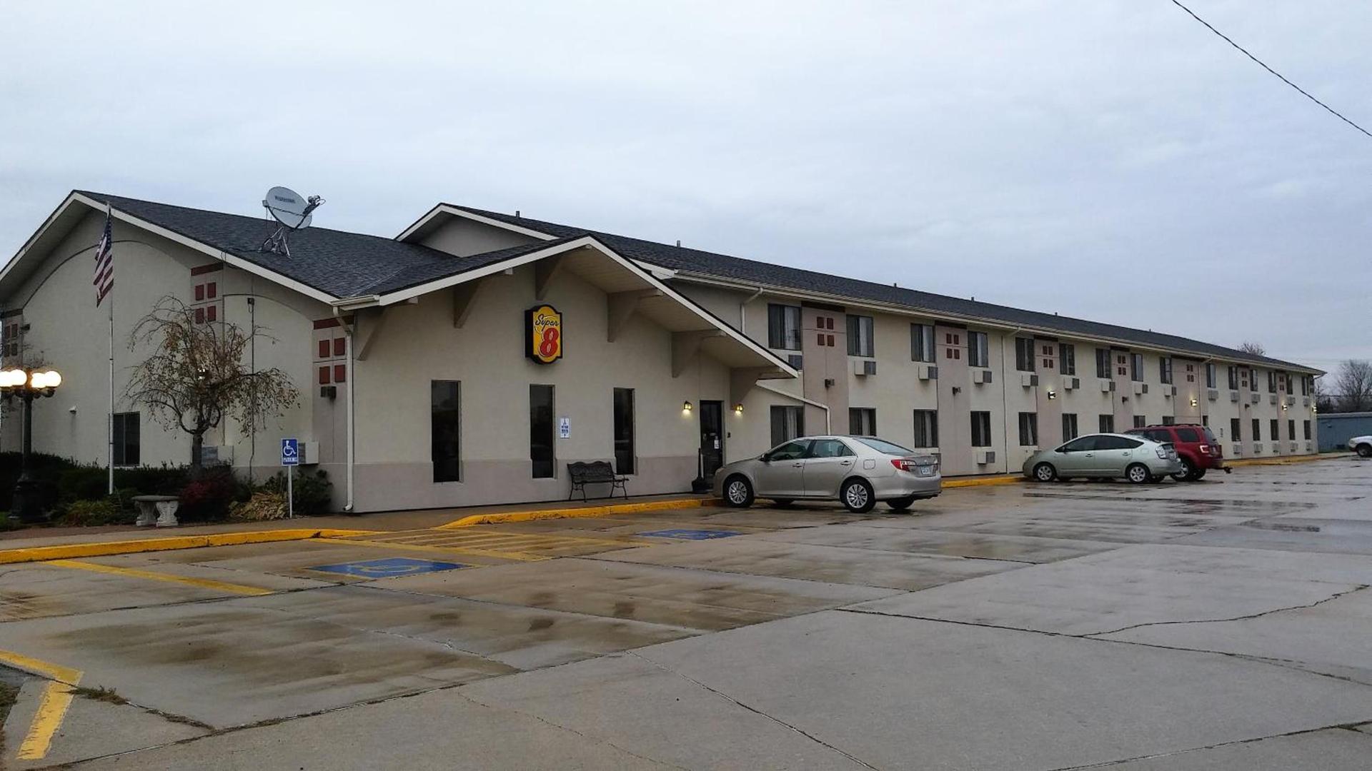 Super 8 by Wyndham Keokuk photo 40