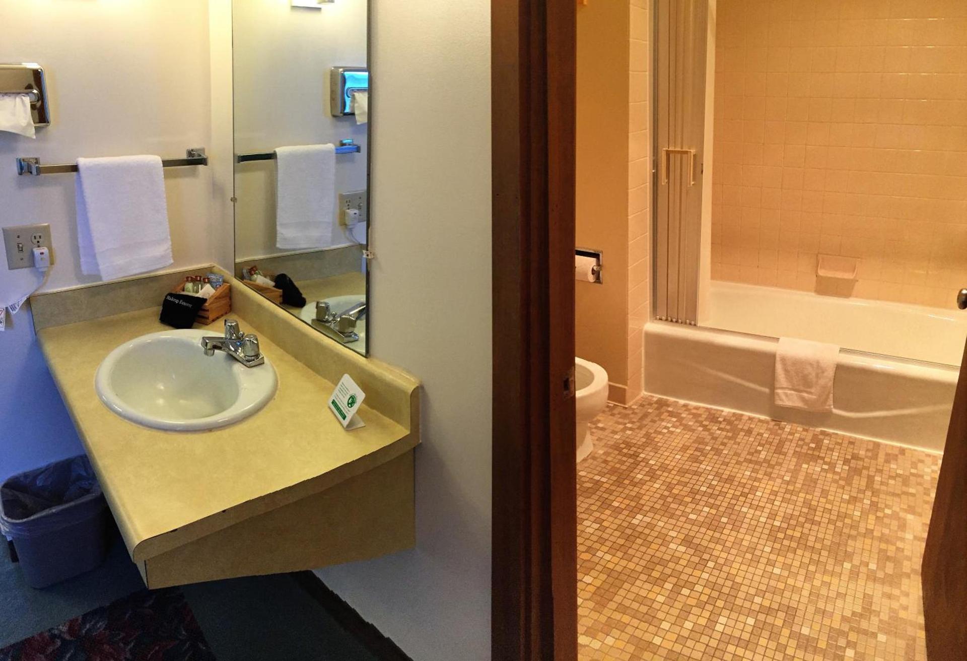 Cedar Motor Inn photo 69