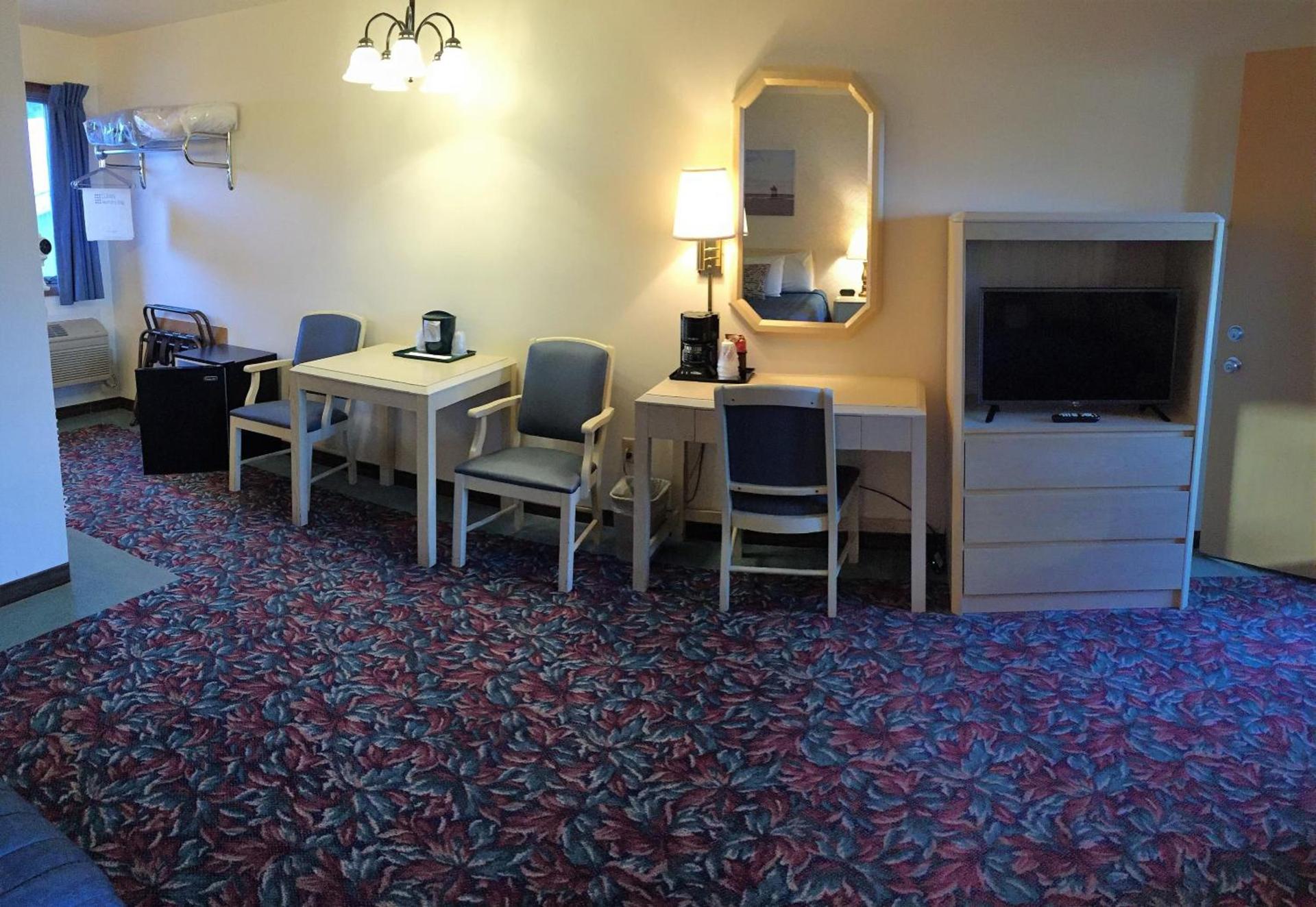 Cedar Motor Inn photo 49