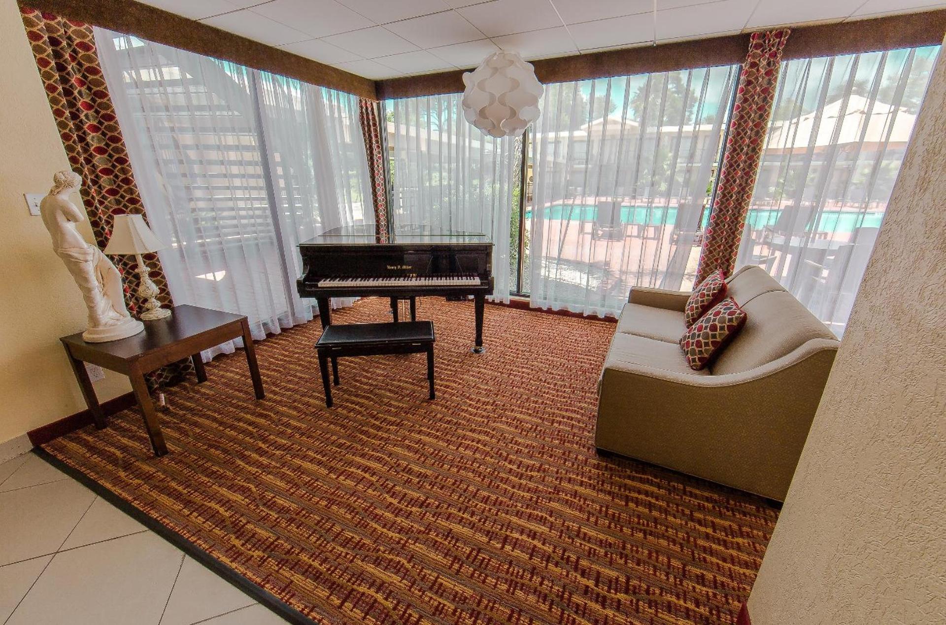 Ramada by Wyndham Houston Intercontinental Airport East photo 58