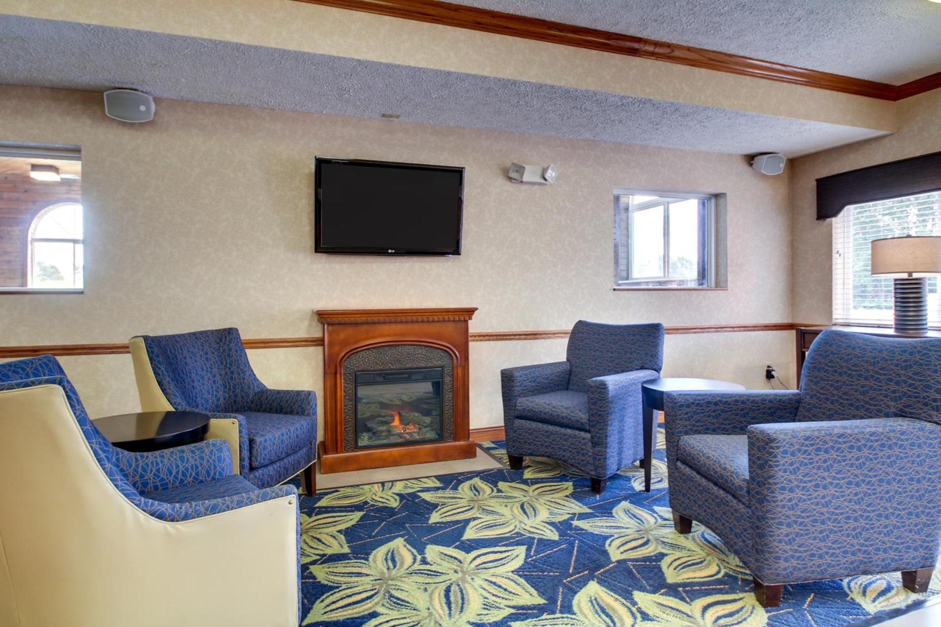 Baymont by Wyndham Galesburg photo 10