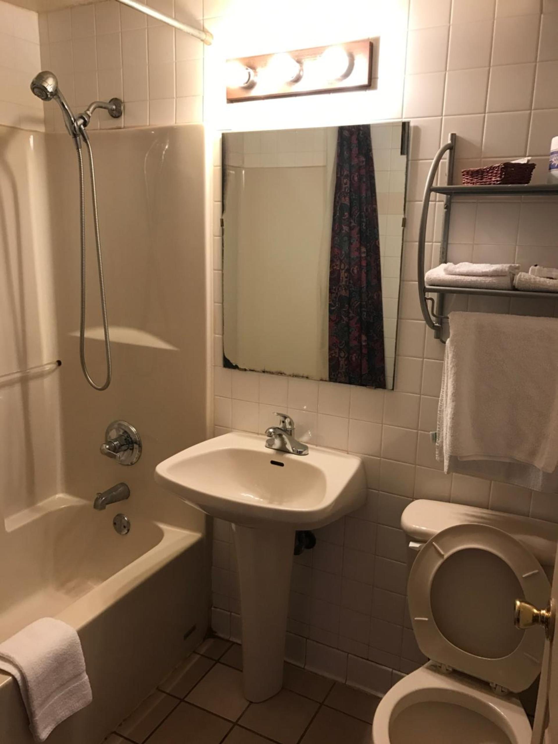 HWY Express Inn & Suites photo 12
