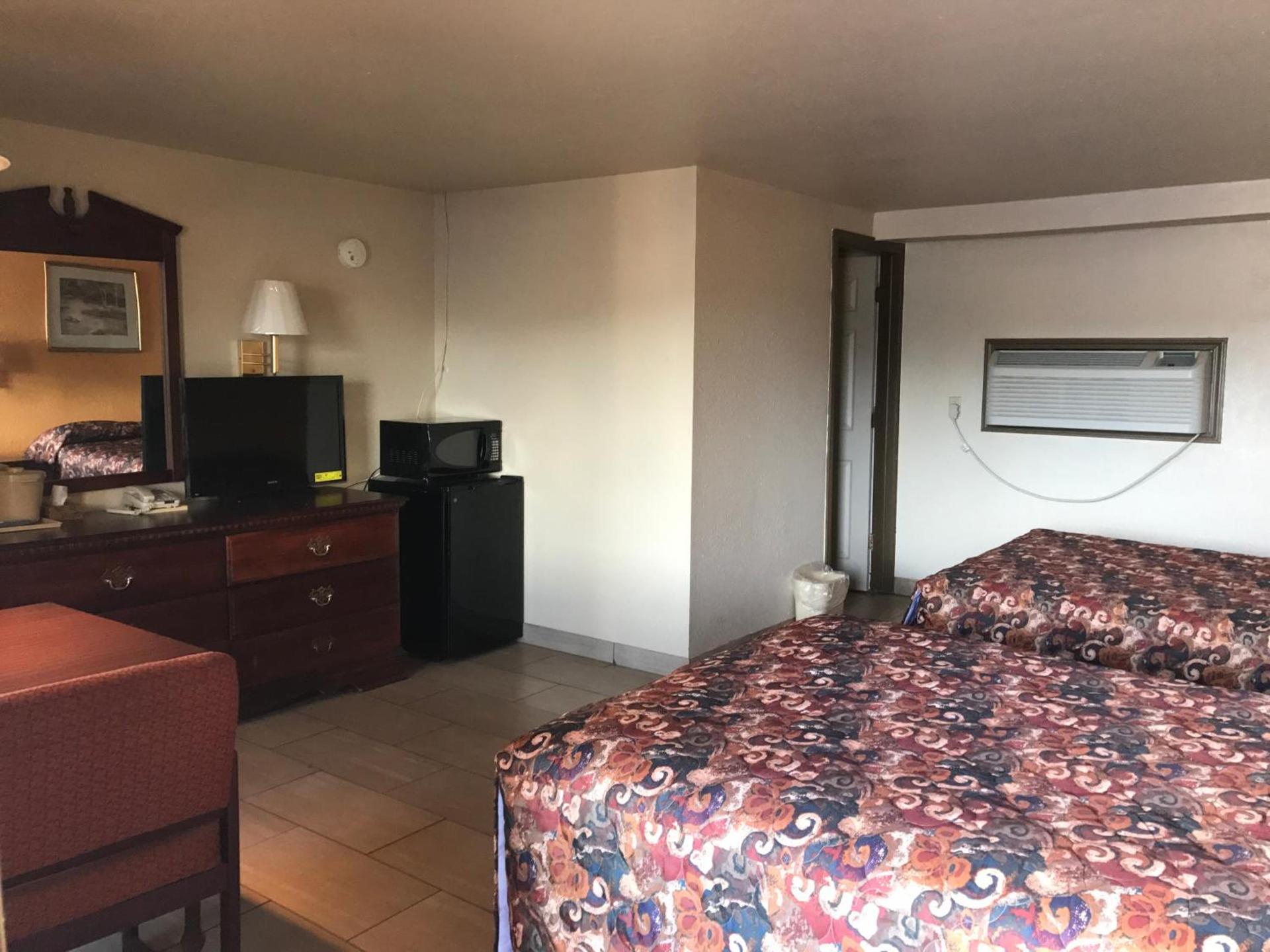 HWY Express Inn & Suites photo 4