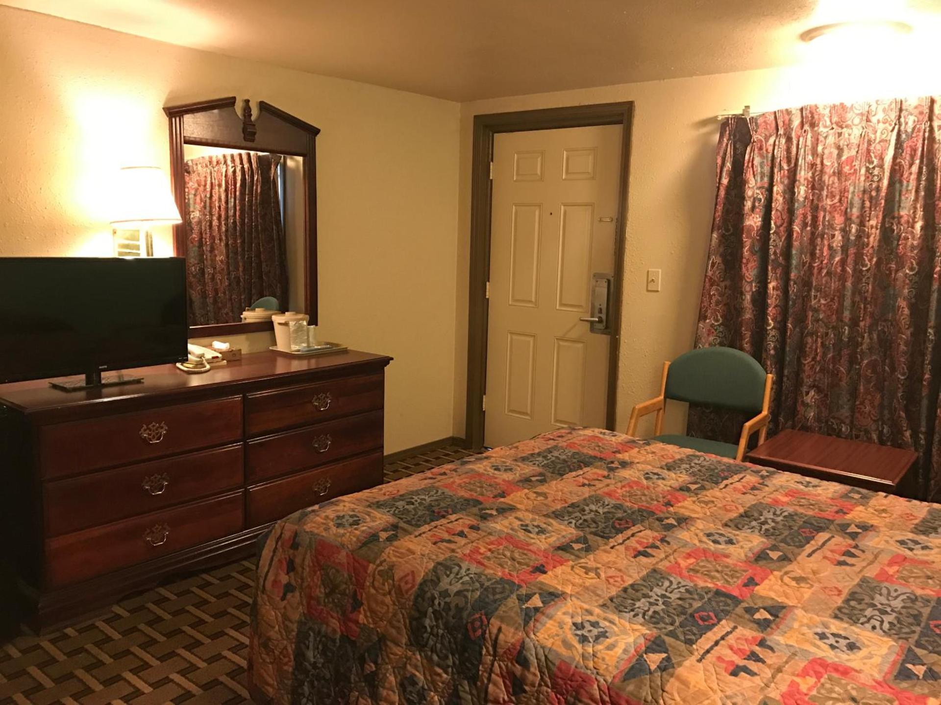 HWY Express Inn & Suites photo 6