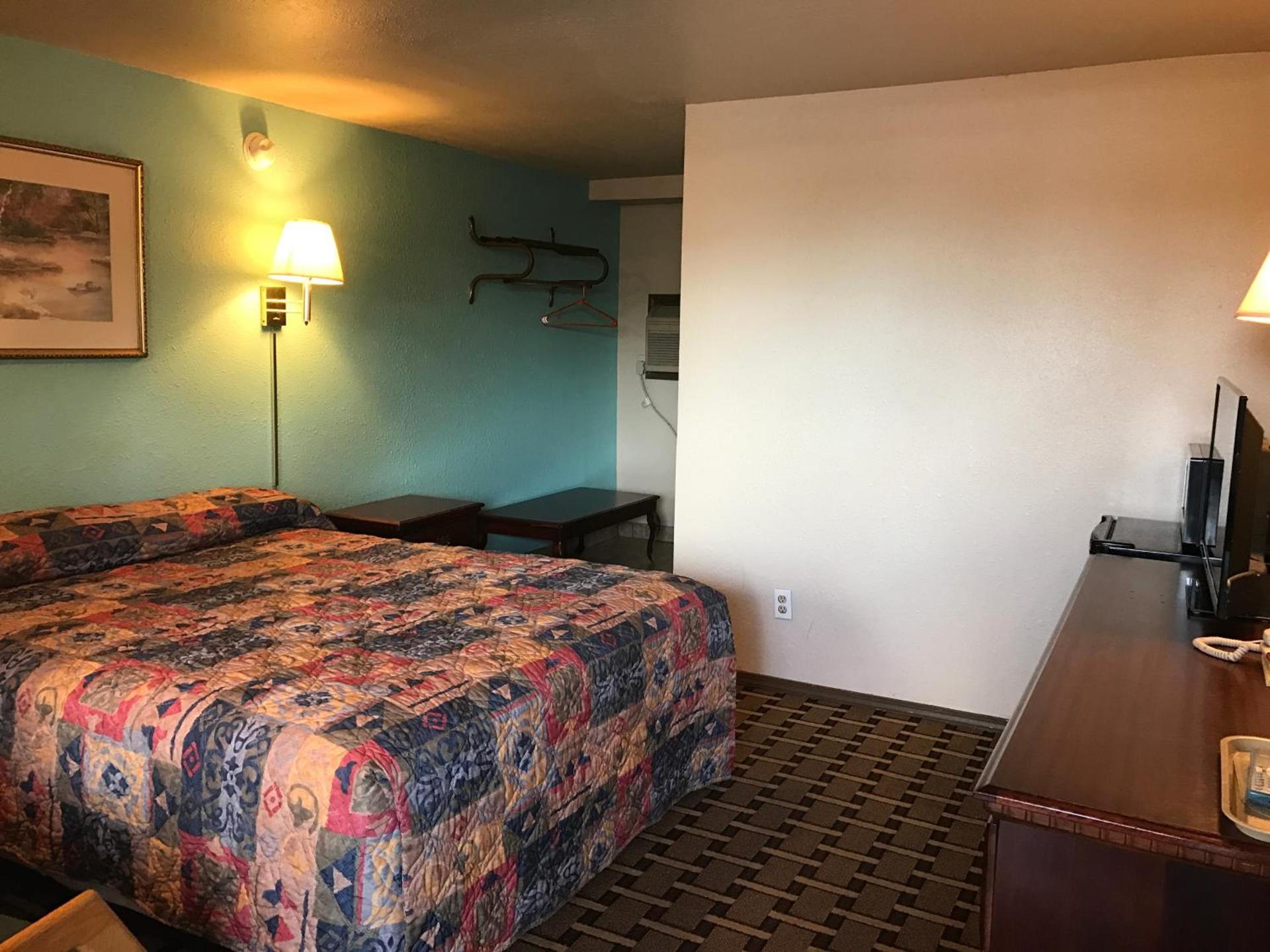 HWY Express Inn & Suites photo 5