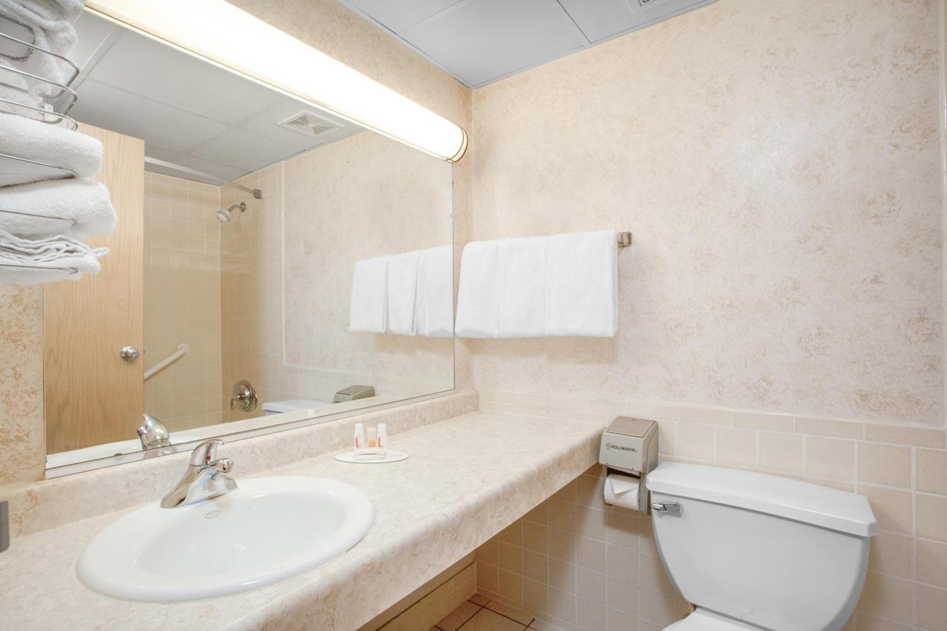 Days Inn by Wyndham Liberty Monticello photo 31