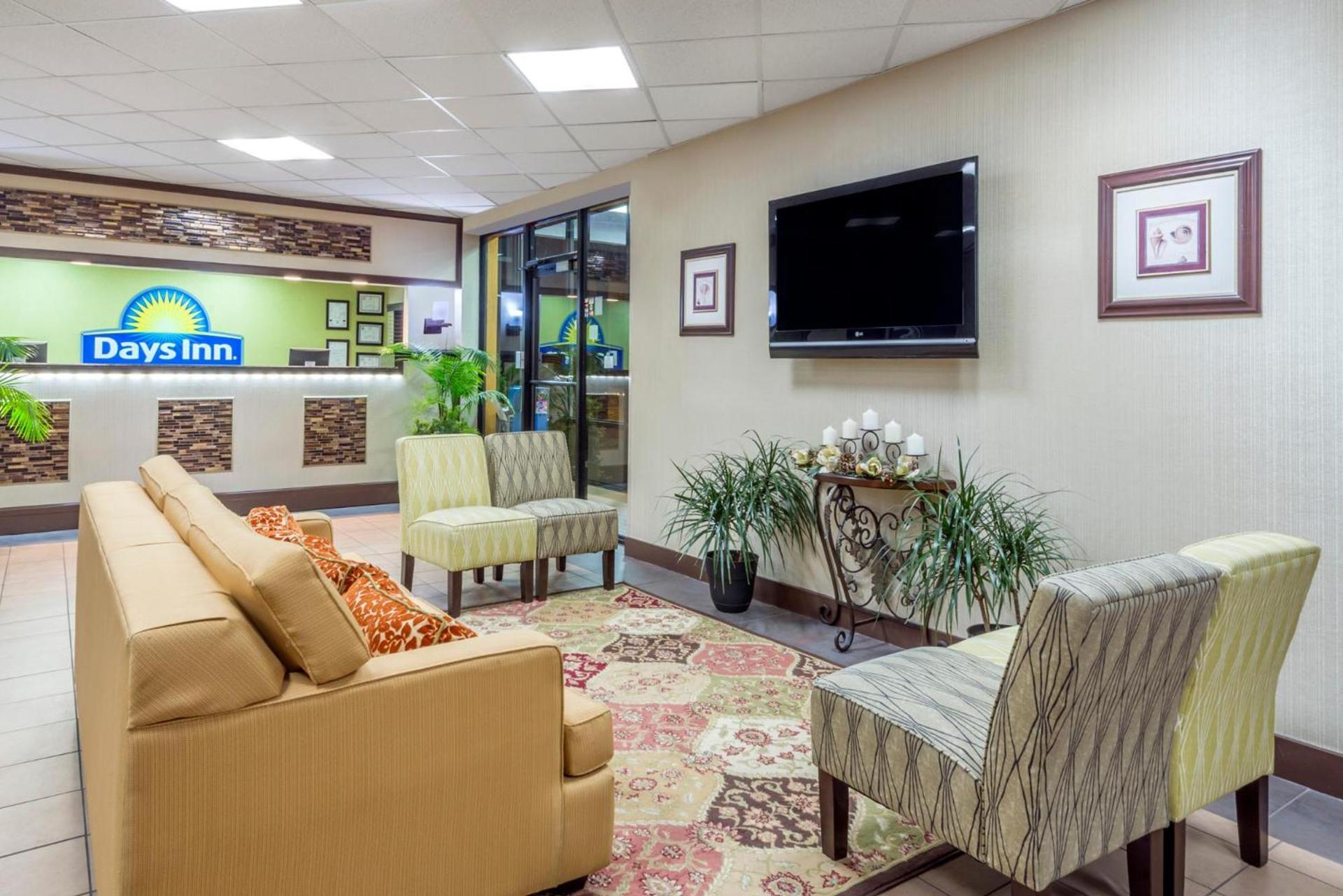 Days Inn by Wyndham Knoxville East photo 39