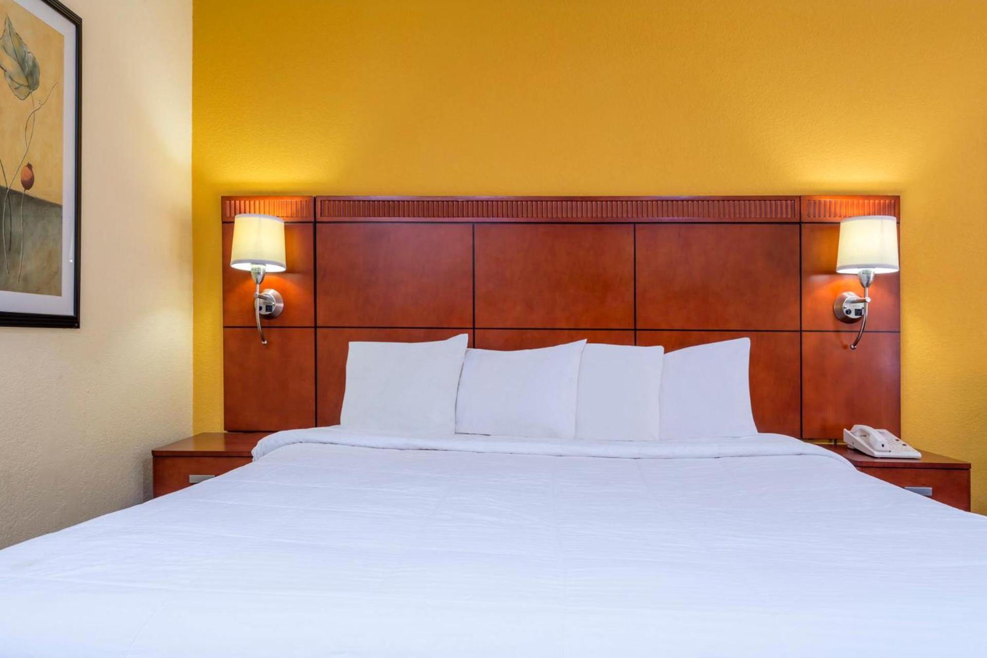 Days Inn by Wyndham Knoxville East photo 37