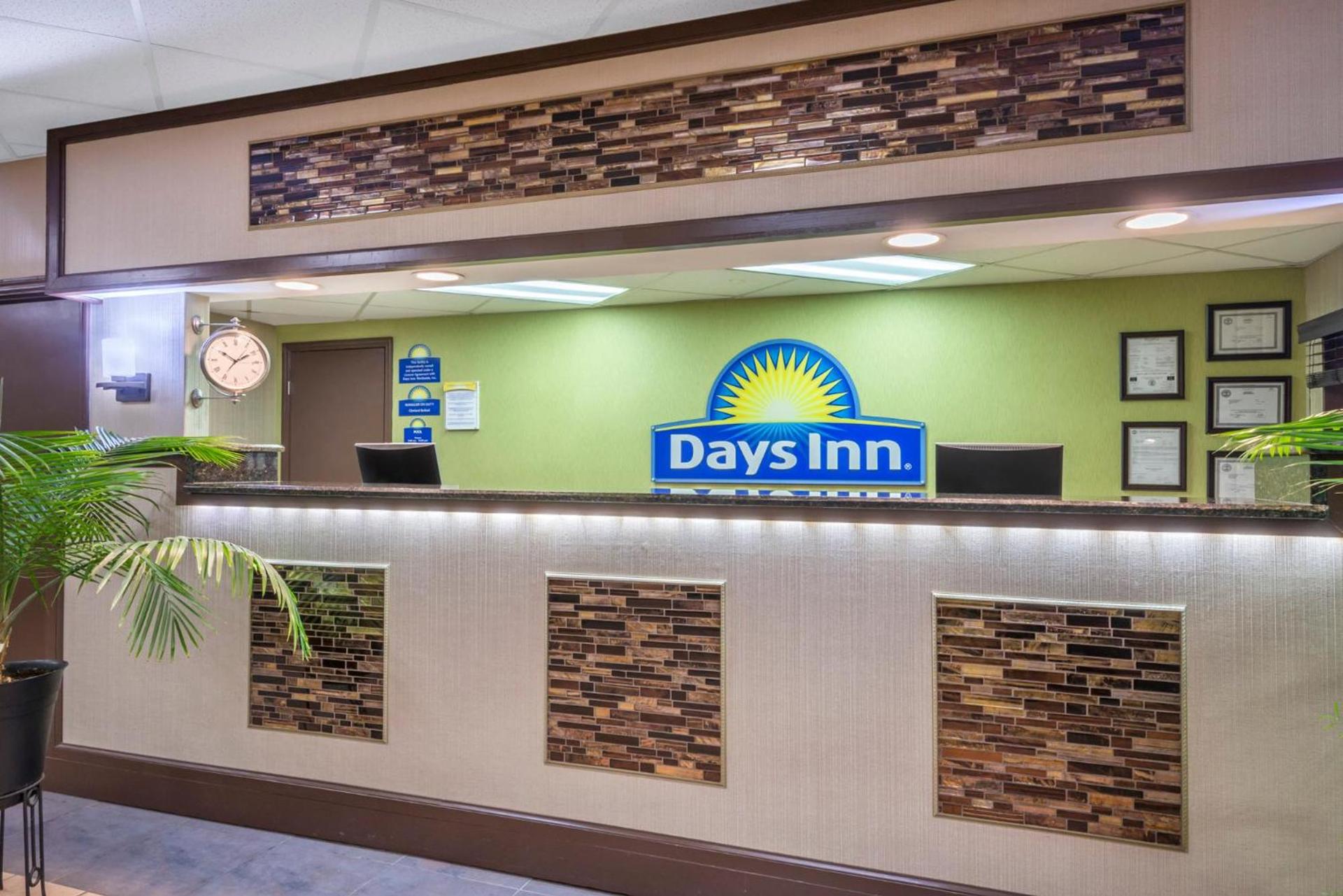 Days Inn by Wyndham Knoxville East photo 36