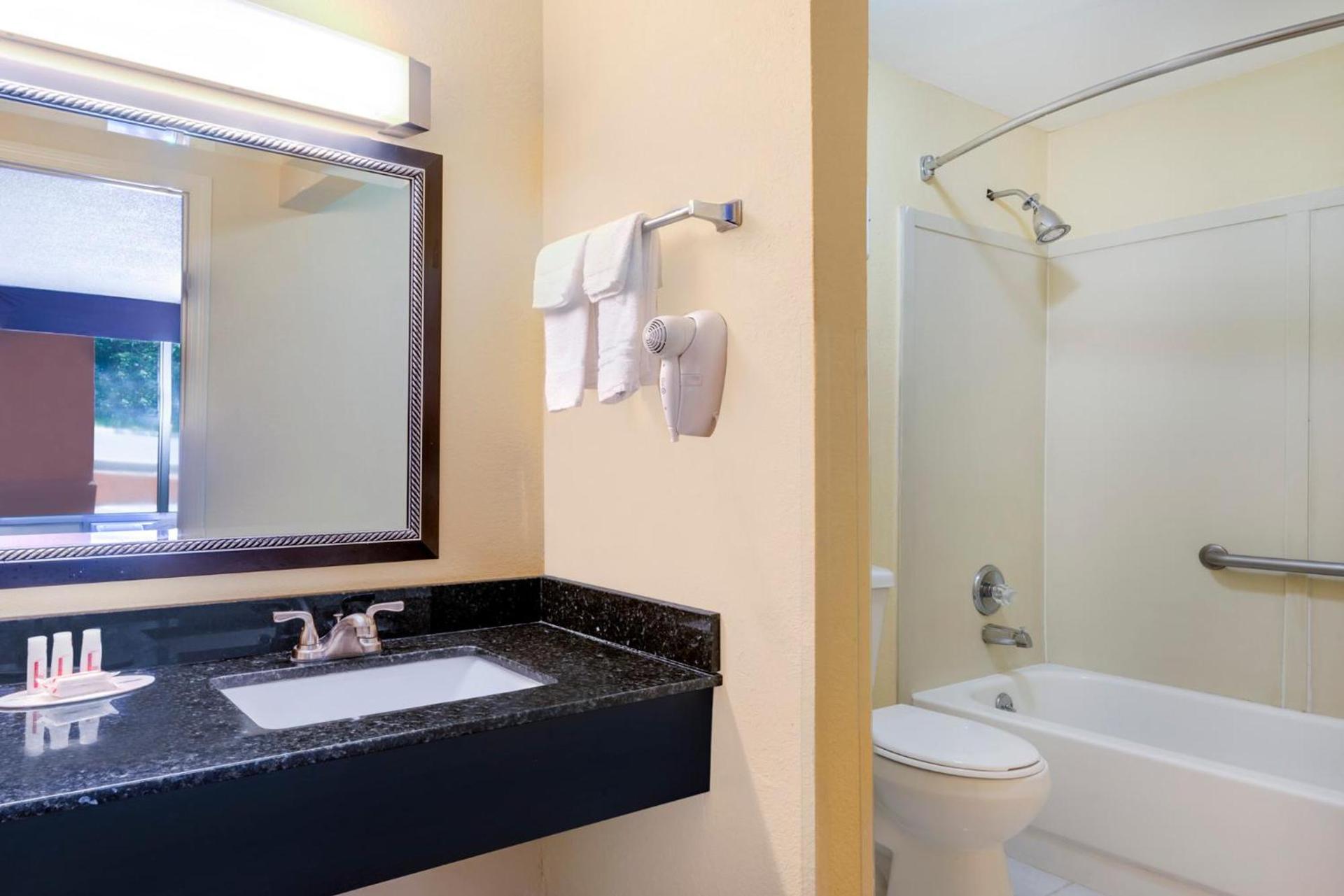 Days Inn by Wyndham Knoxville East photo 35