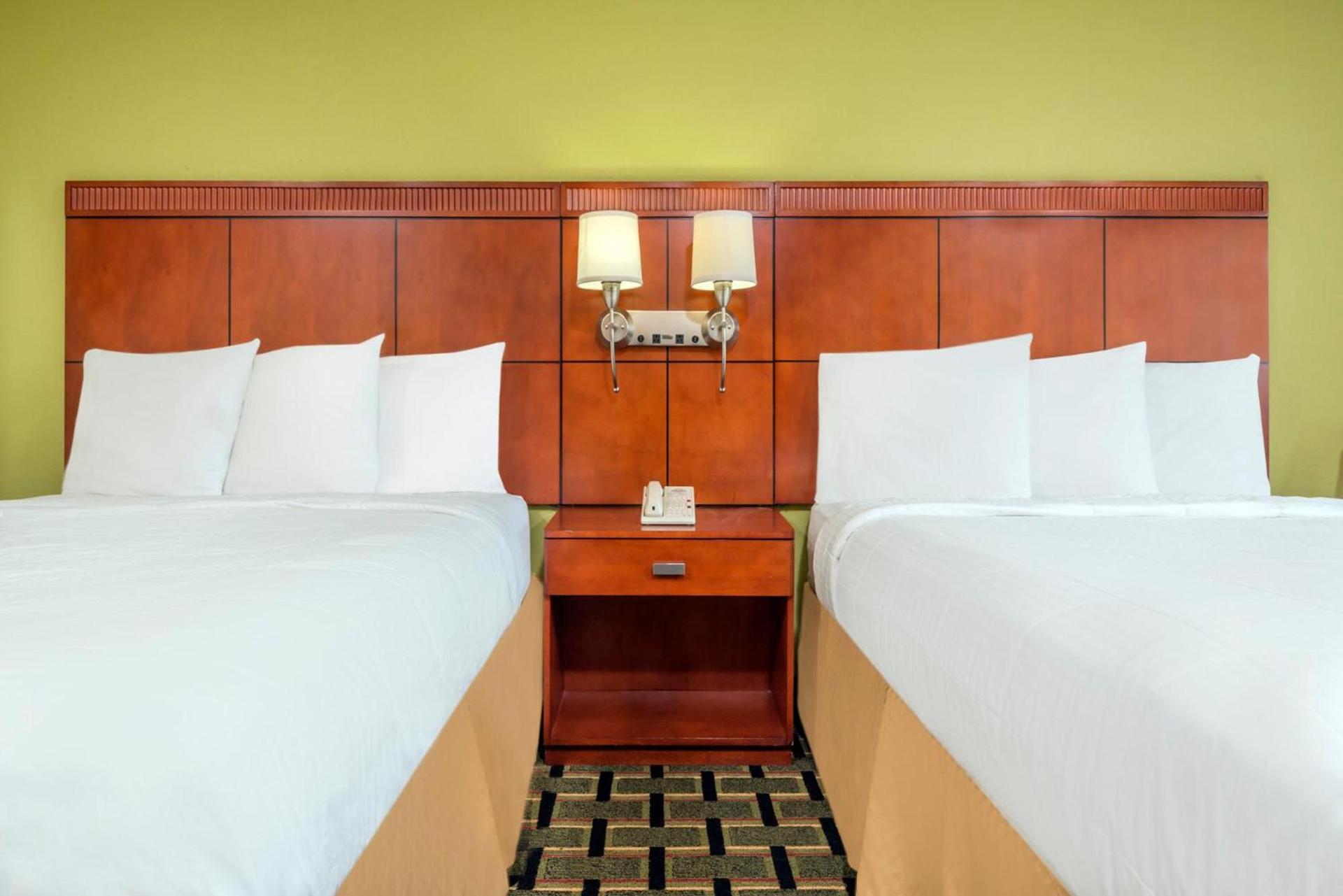 Days Inn by Wyndham Knoxville East photo 33
