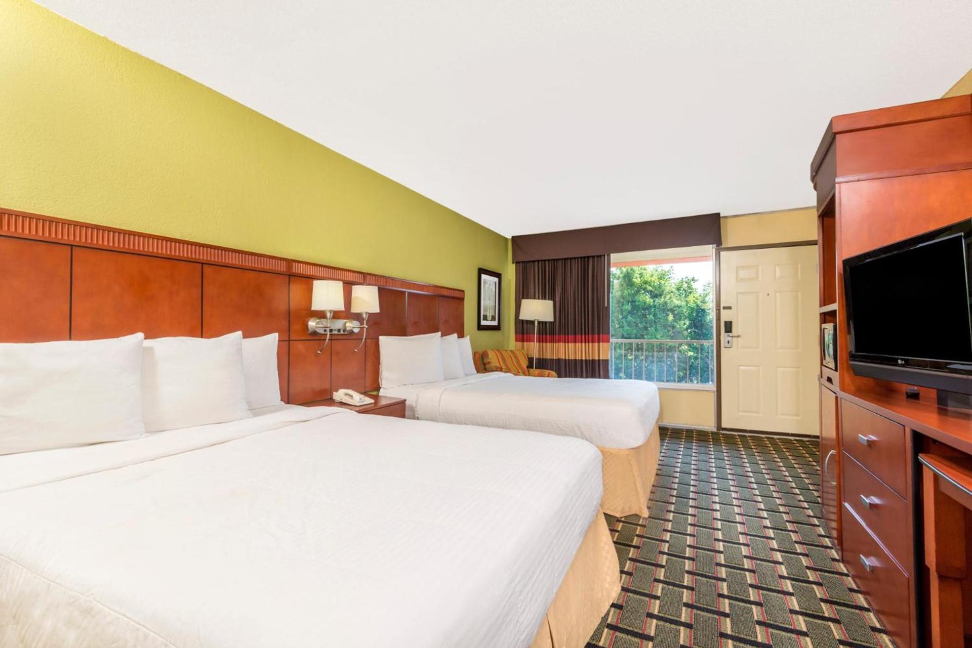 Days Inn by Wyndham Knoxville East photo 32