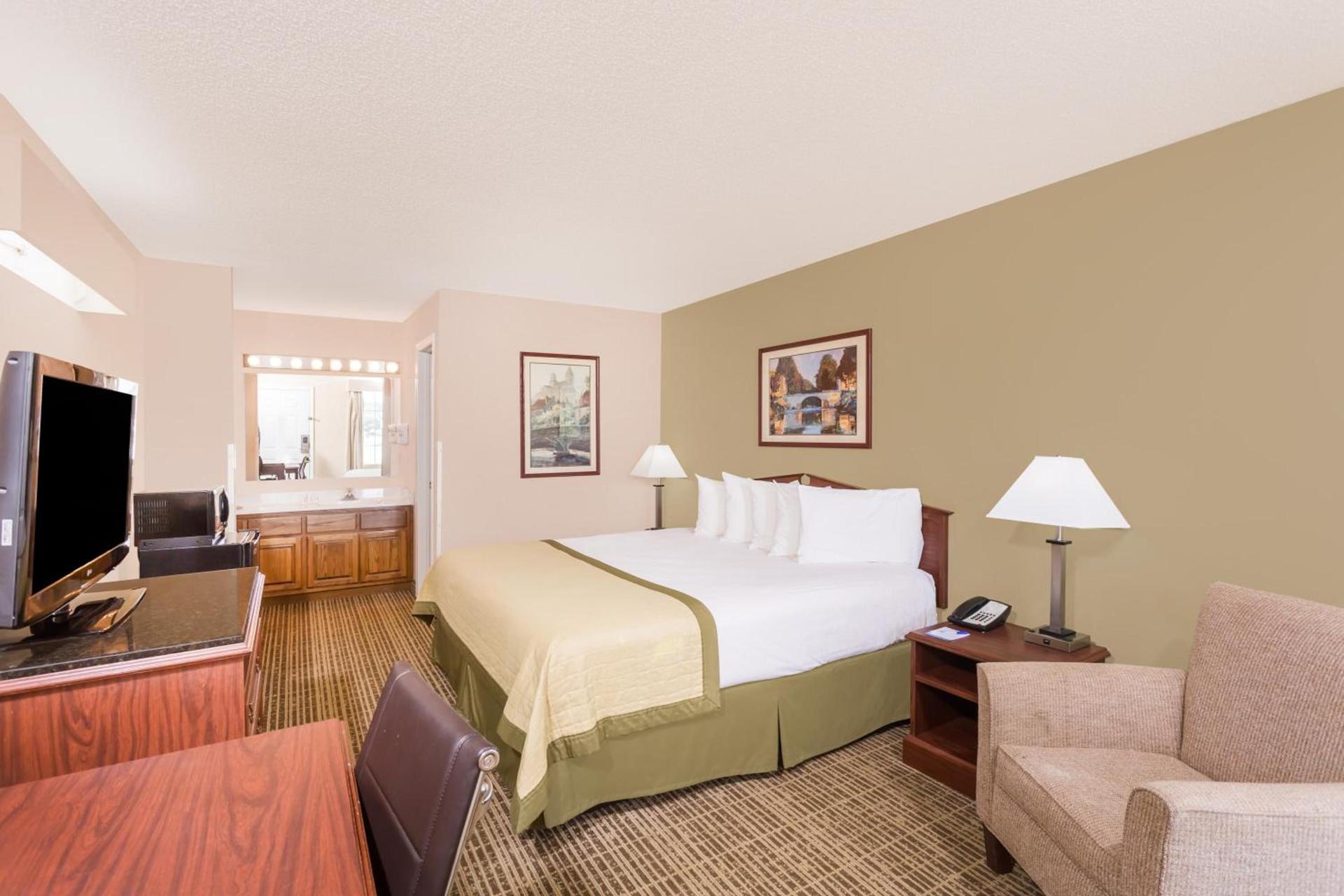 Baymont by Wyndham Albany at Albany Mall photo 11
