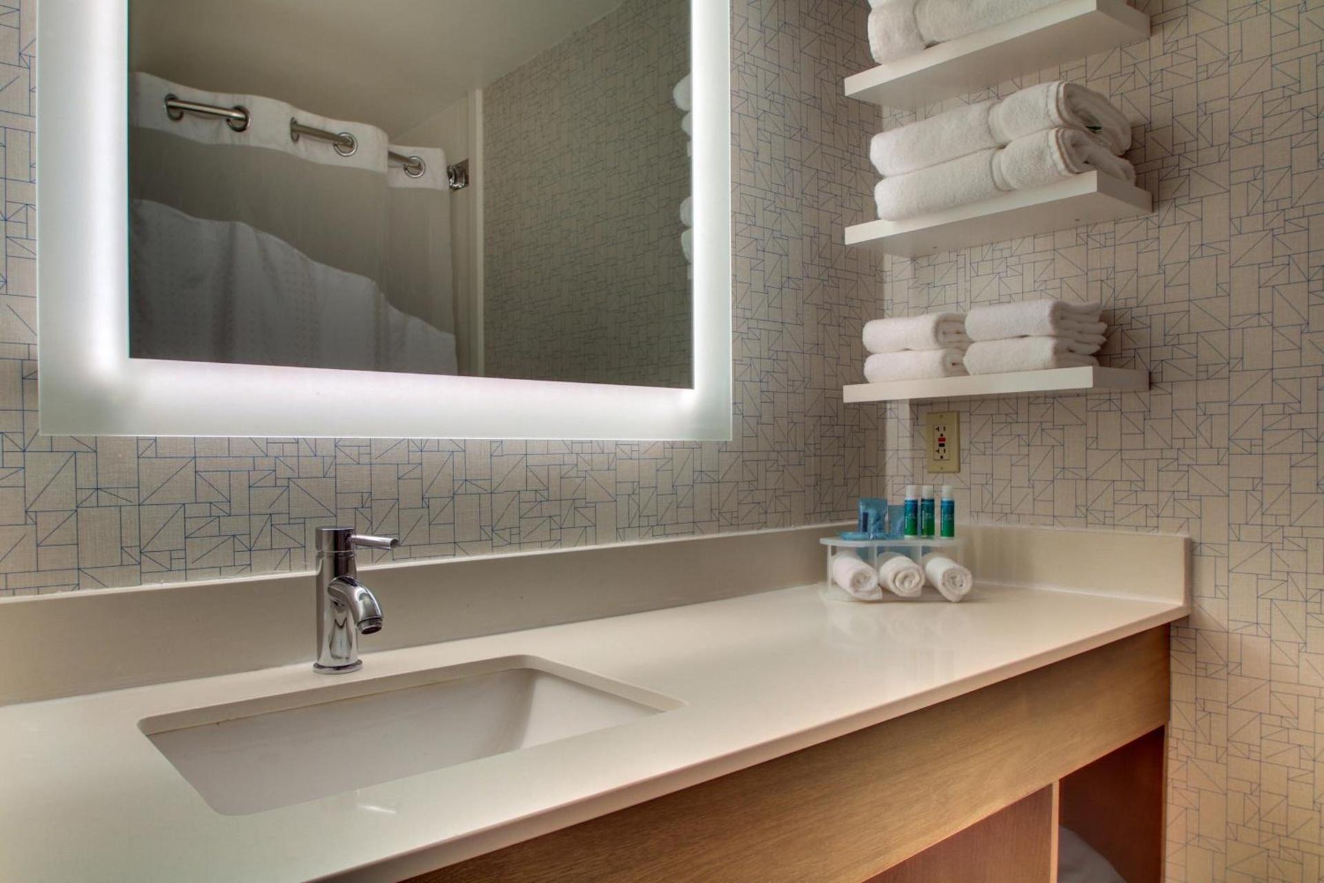 Holiday Inn Express & Suites - Lincoln East - White Mountains by IHG photo 15