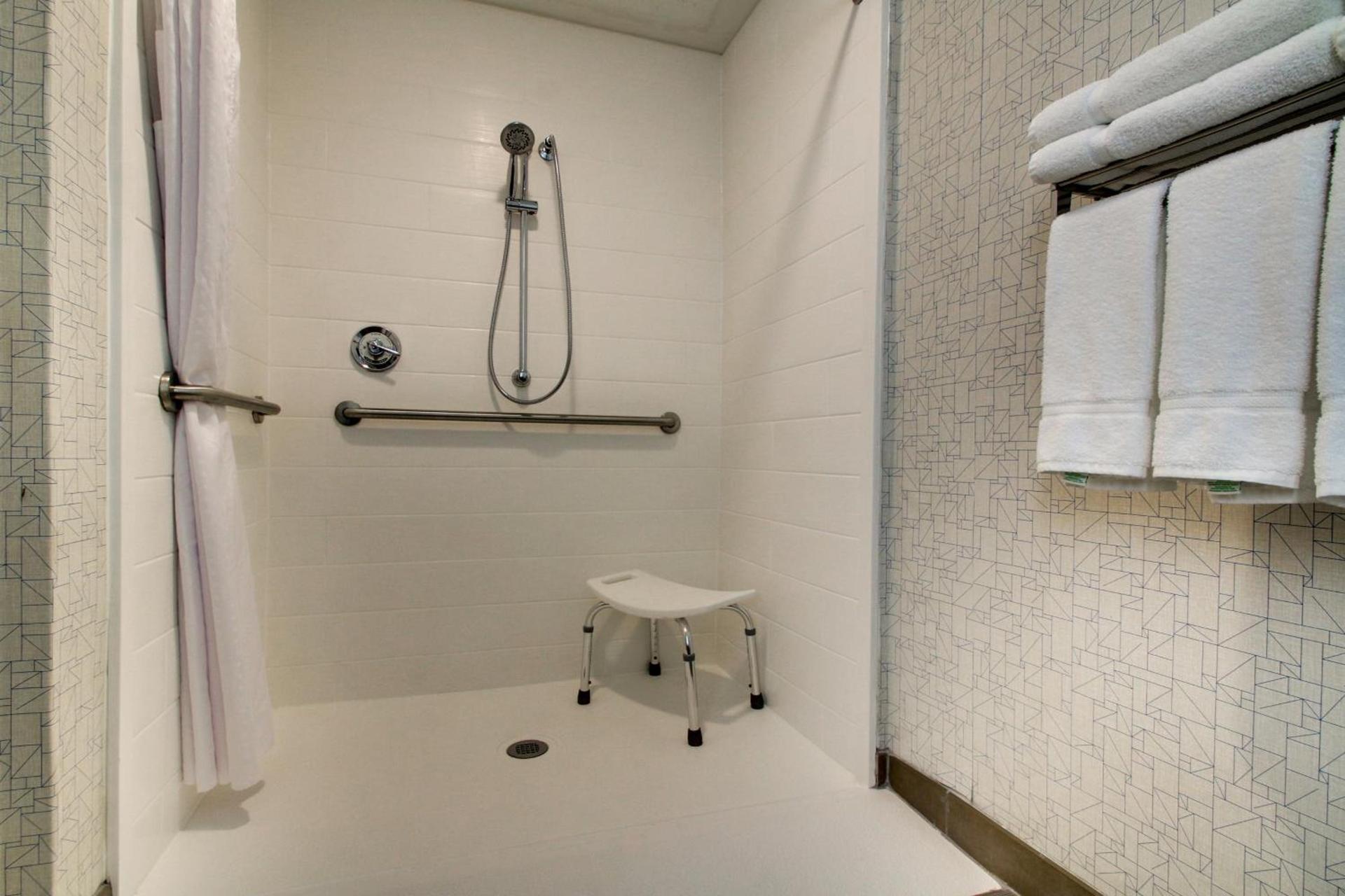 Holiday Inn Express & Suites - Lincoln East - White Mountains by IHG photo 17