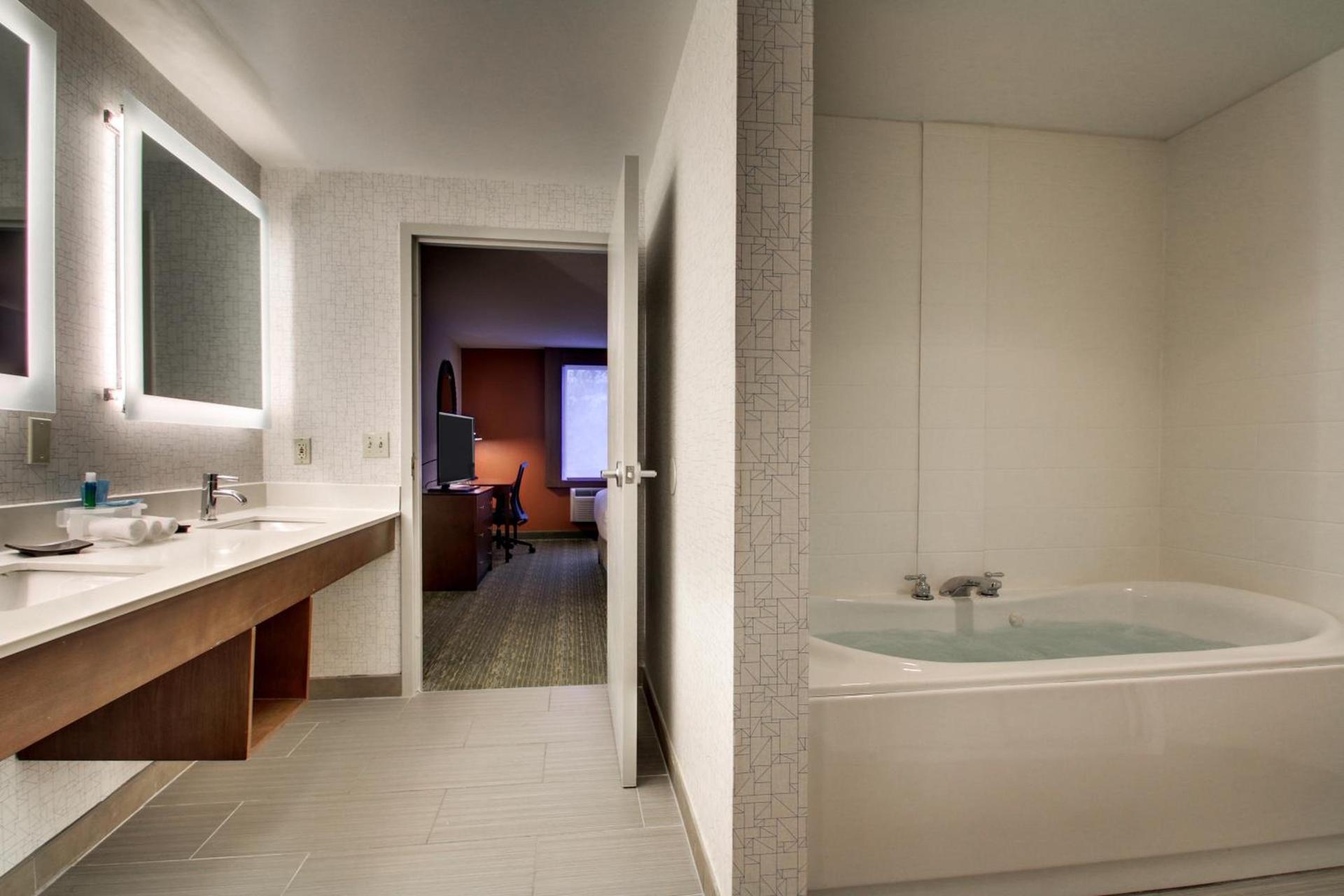 Holiday Inn Express & Suites - Lincoln East - White Mountains by IHG photo 14