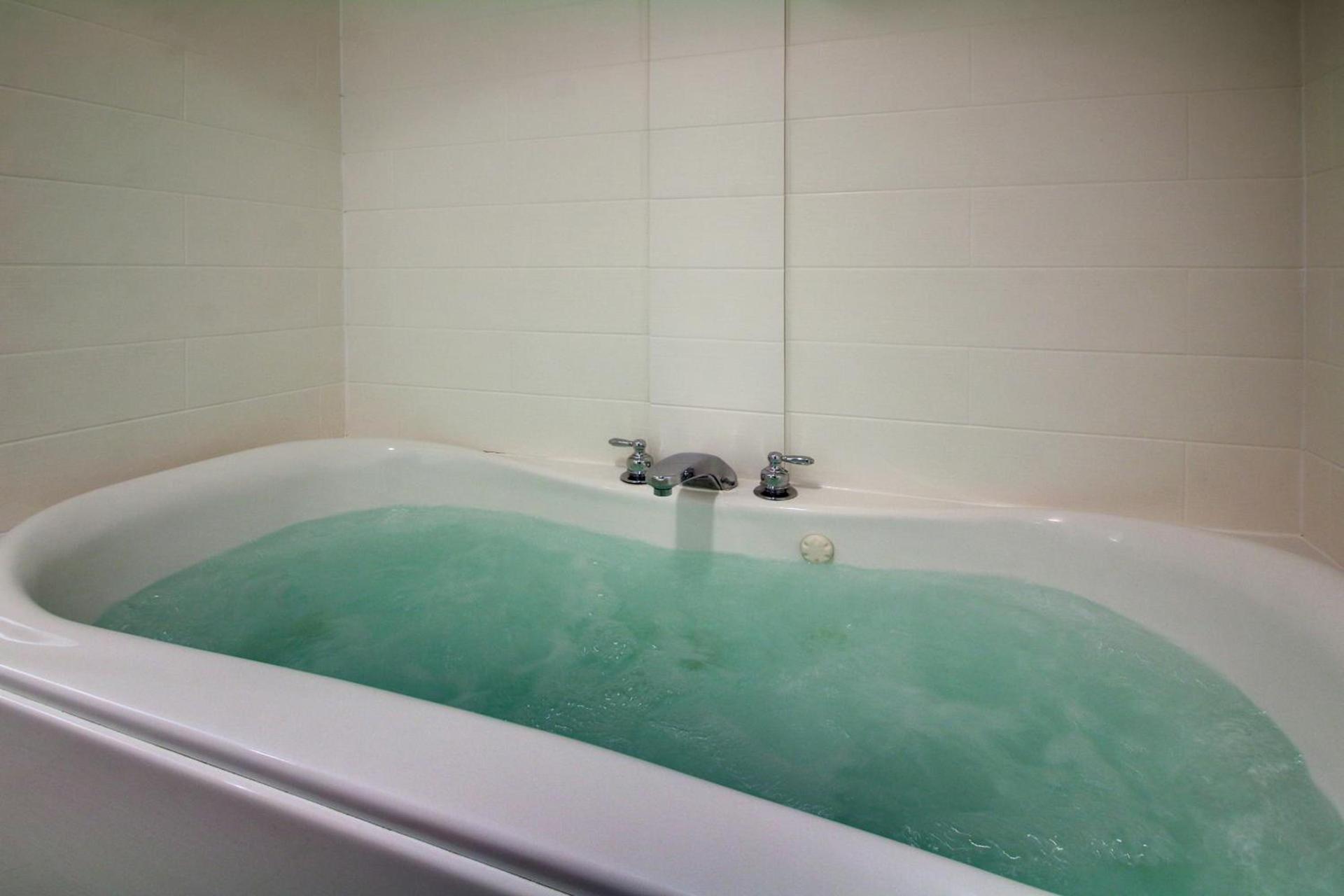 Holiday Inn Express & Suites - Lincoln East - White Mountains by IHG photo 16