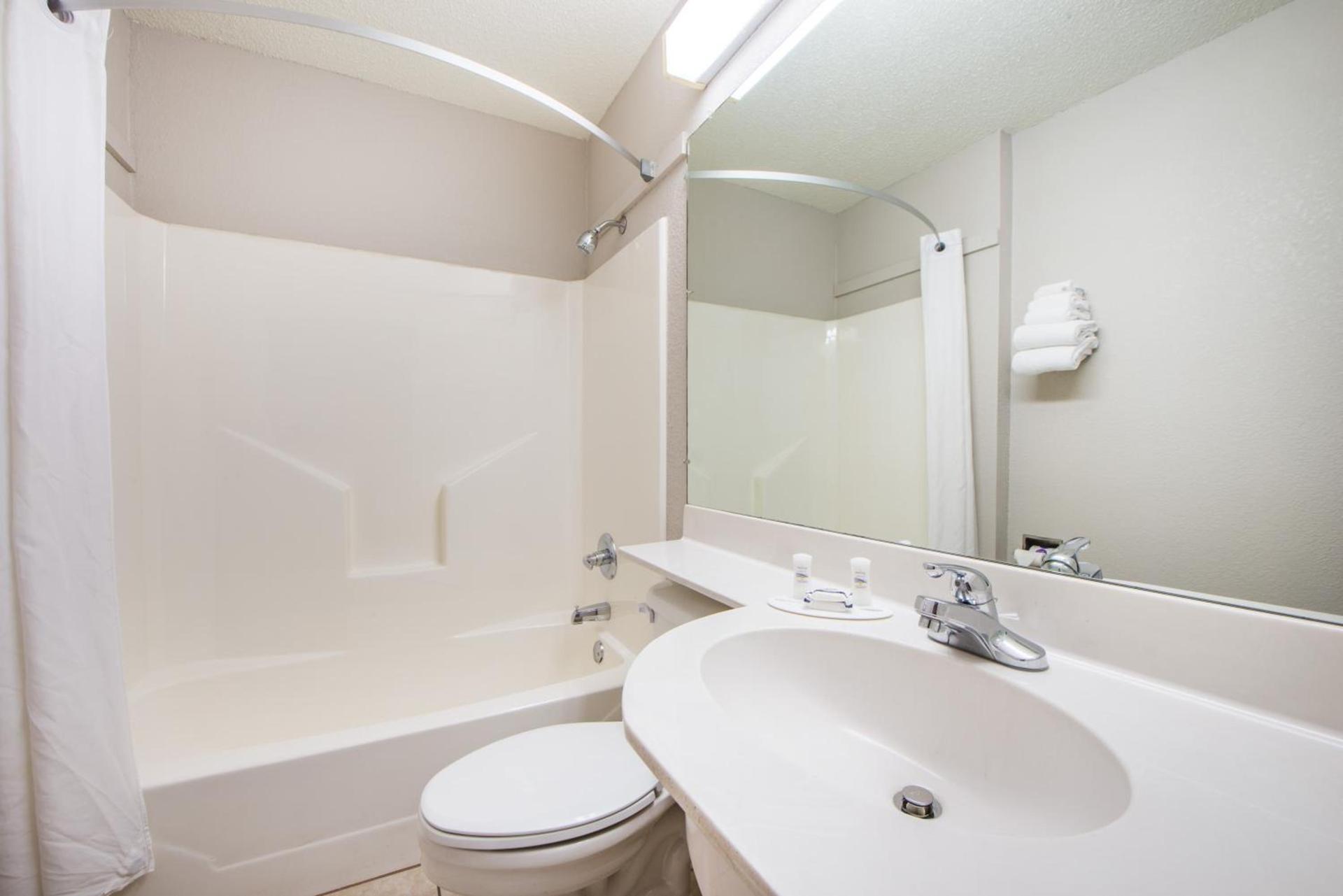 Microtel Inn & Suites Claremore Route 66 photo 14