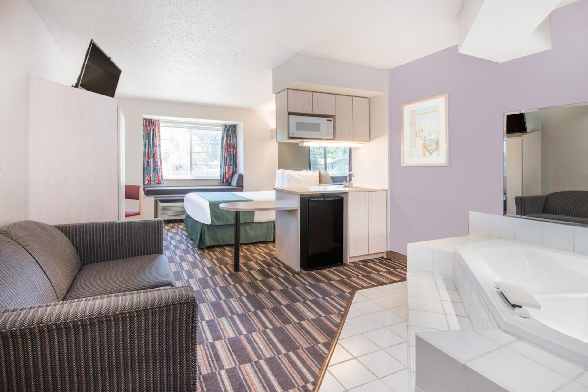 Microtel Inn & Suites Claremore Route 66 photo 11