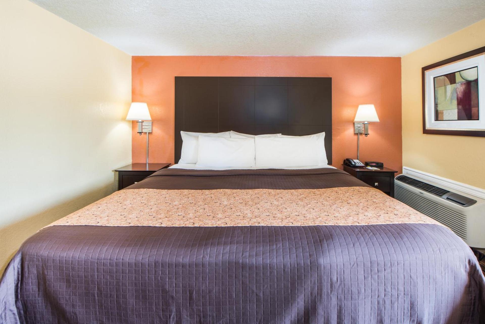 Days Inn by Wyndham Joplin photo 21