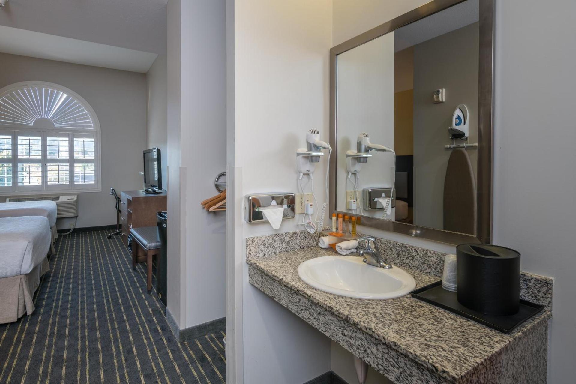 Hotel Aura SFO Airport FREE SHUTTLE photo 9