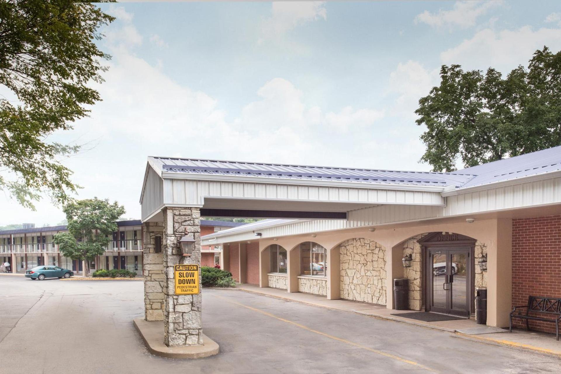 Days Inn by Wyndham Dubuque photo 32