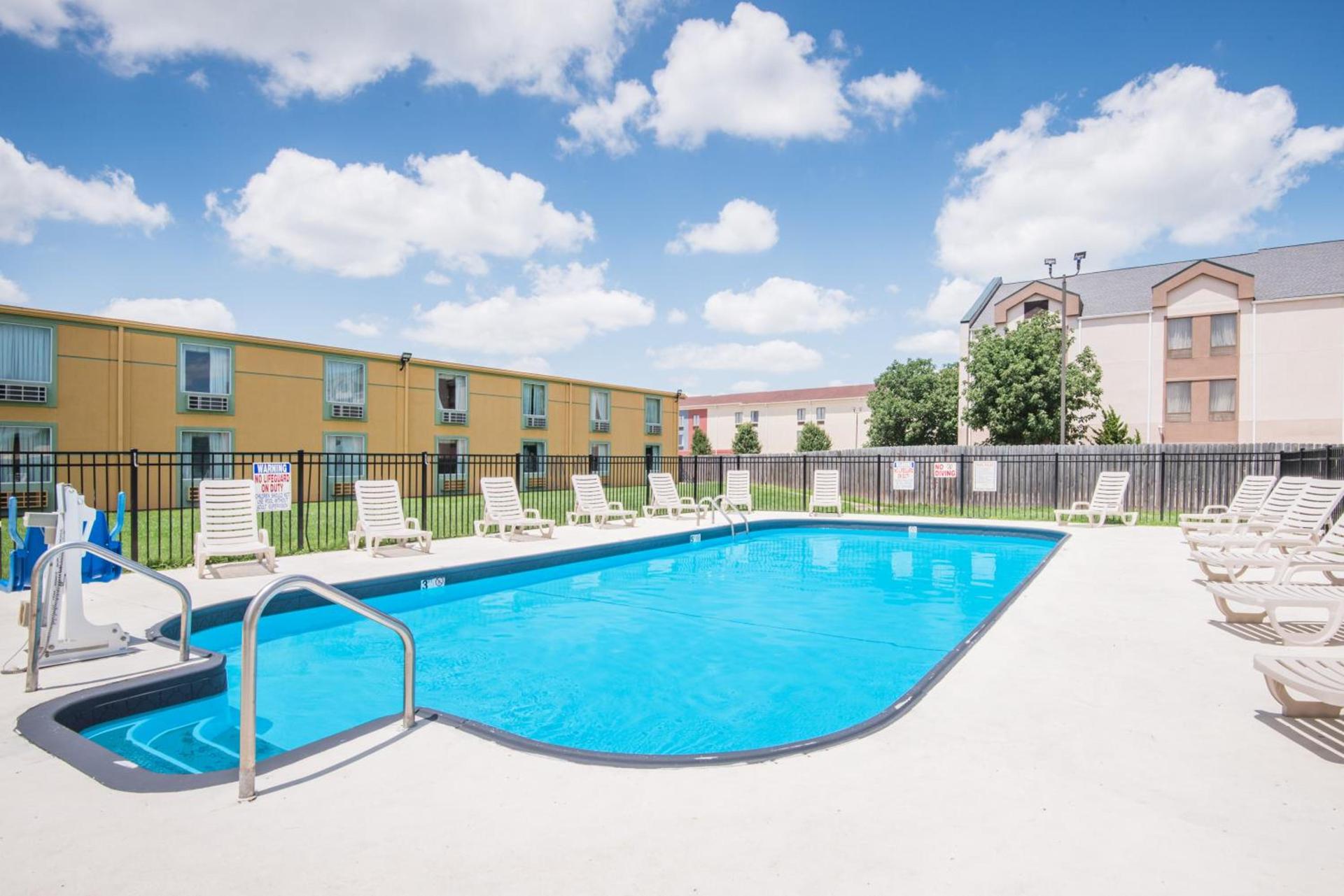 Days Inn by Wyndham Joplin photo 32