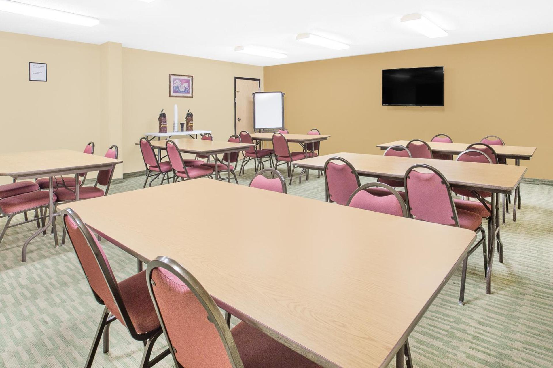Super 8 by Wyndham Nixa/Springfield Area photo 28