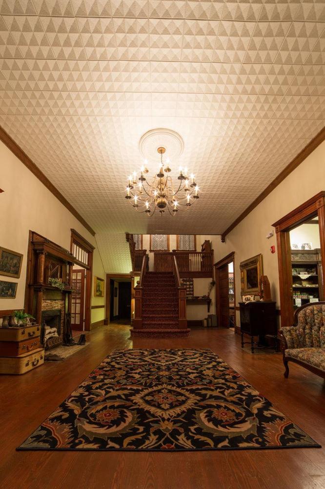 Grand Victorian Inn photo 9