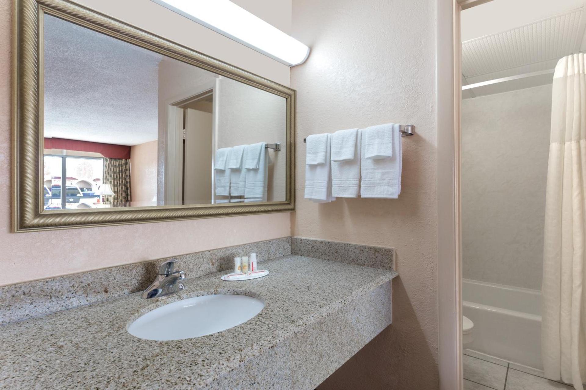 Quality Inn Waycross photo 26
