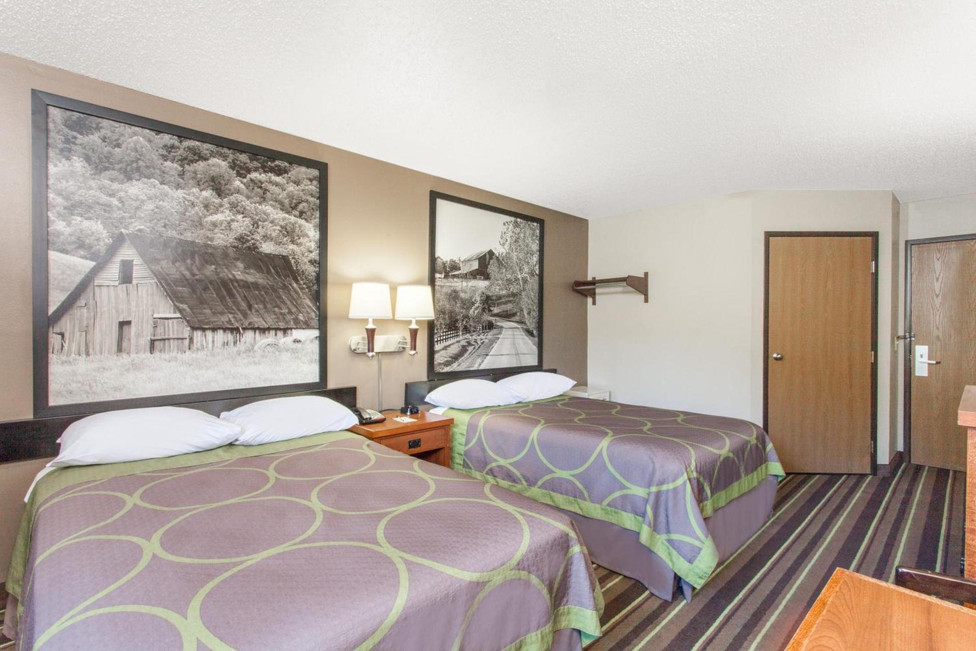 Super 8 by Wyndham Richlands/Claypool Hill Area photo 25