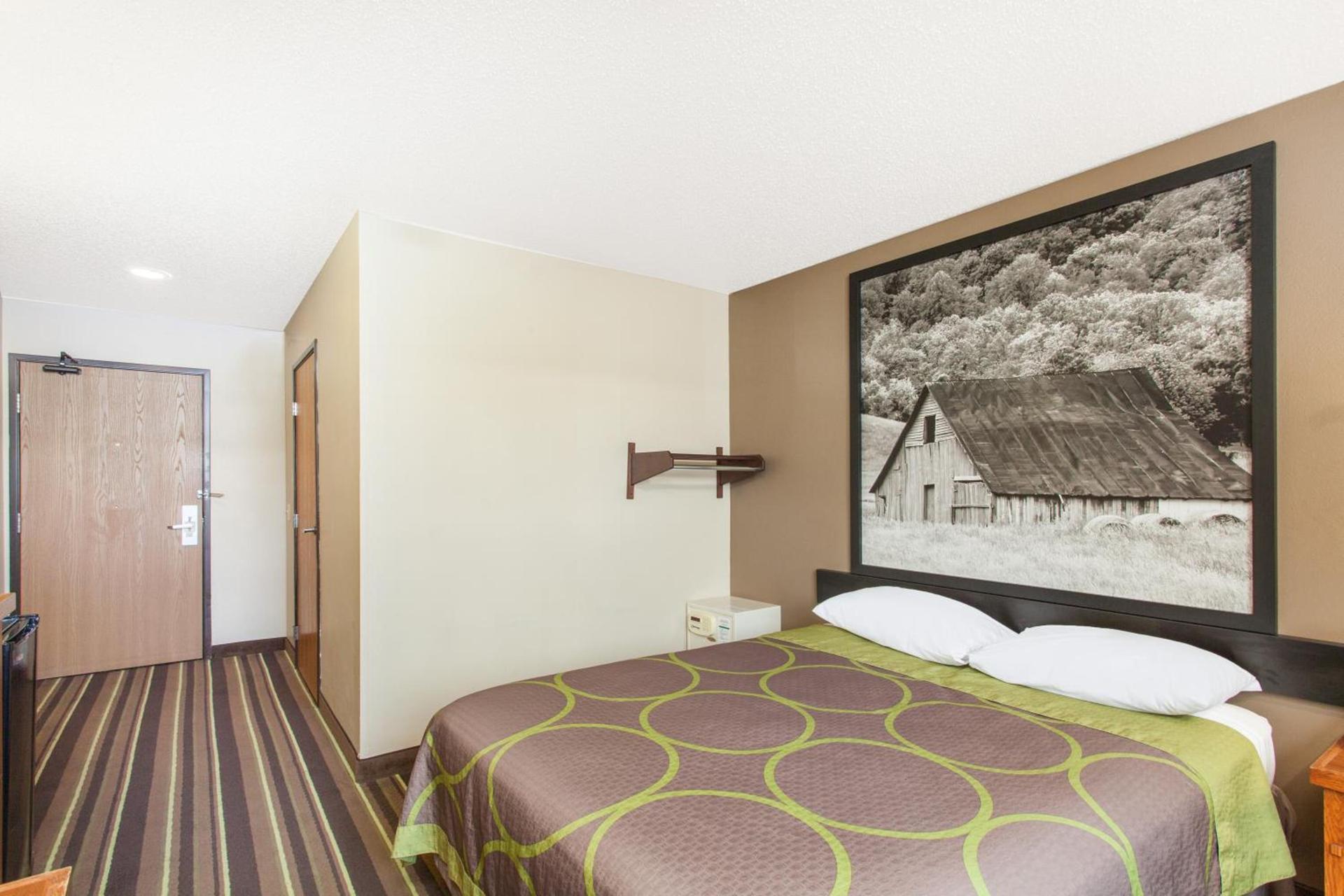 Super 8 by Wyndham Richlands/Claypool Hill Area photo 22