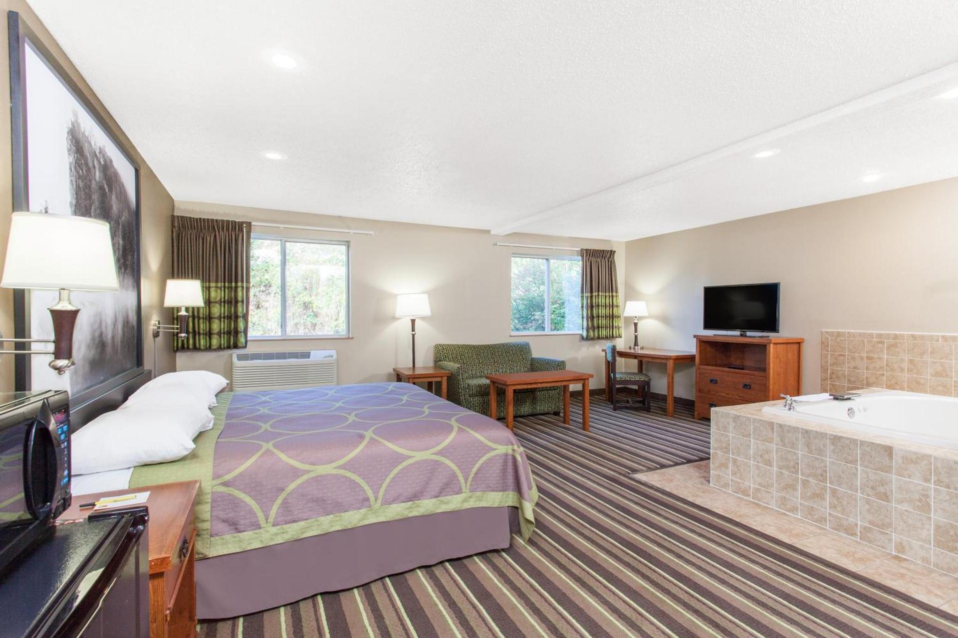 Super 8 by Wyndham Richlands/Claypool Hill Area photo 21
