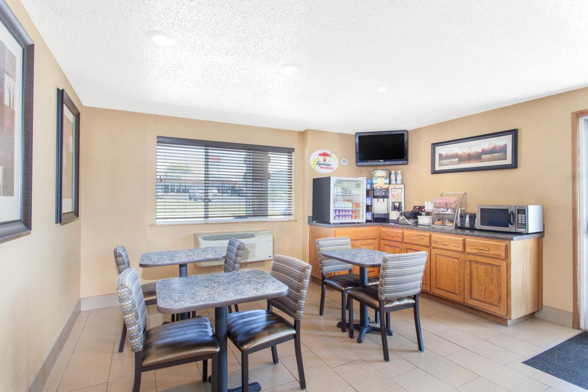 Super 8 by Wyndham Richlands/Claypool Hill Area photo 27