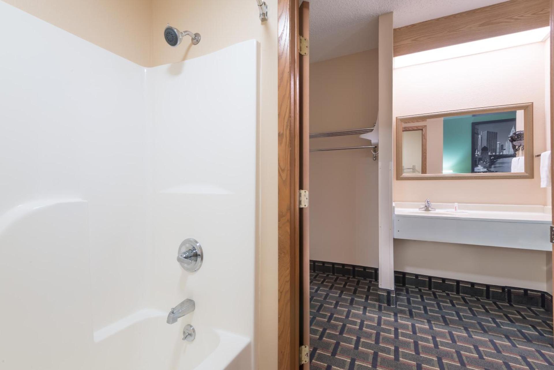 Super 8 by Wyndham Mt. Carmel IL photo 30