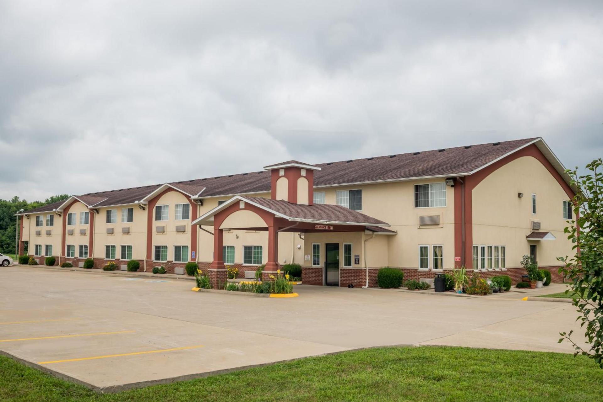 Super 8 by Wyndham Mt. Carmel IL photo 16