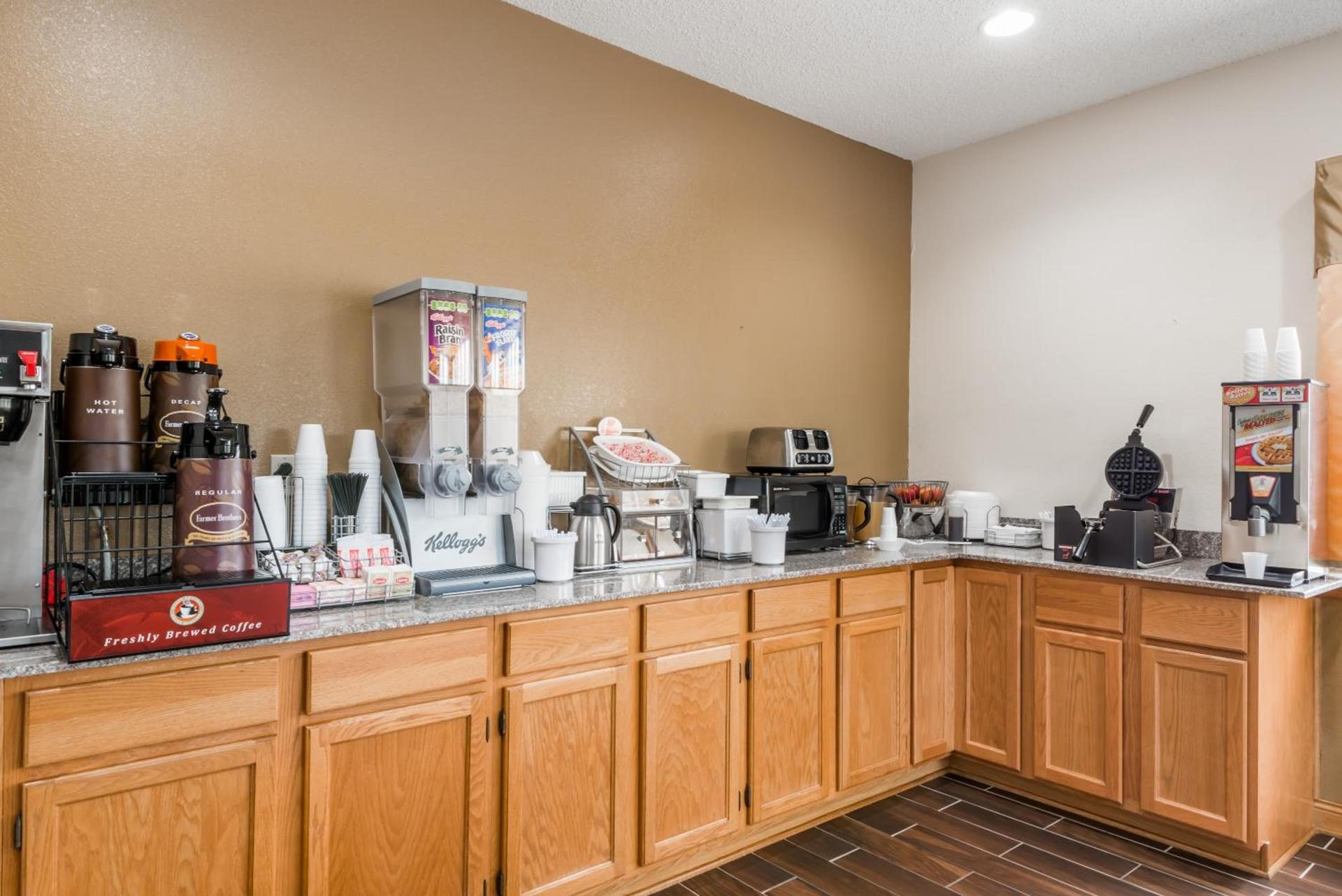 Super 8 by Wyndham Mt. Carmel IL photo 18