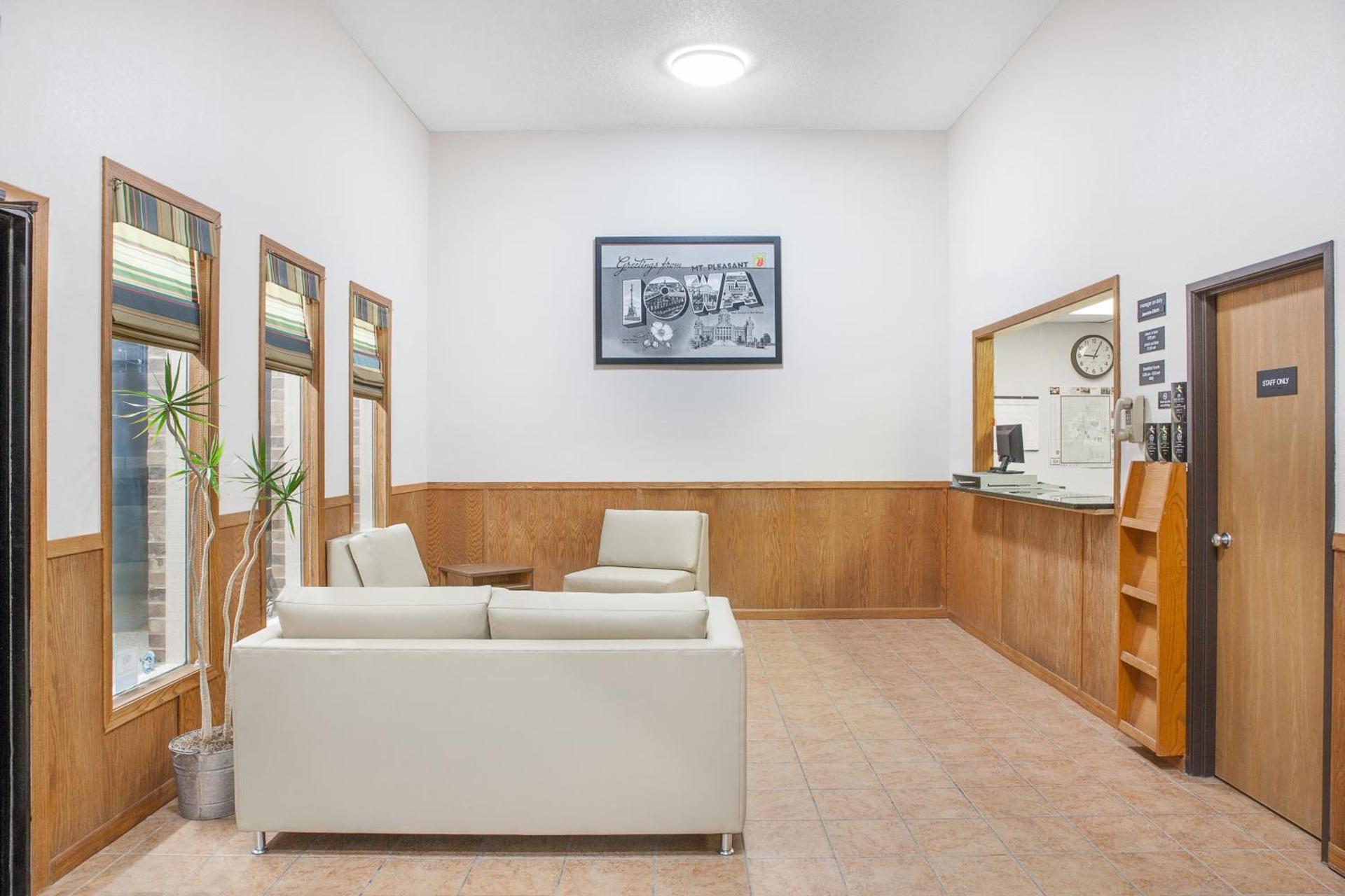 Super 8 by Wyndham Mt Pleasant photo 24