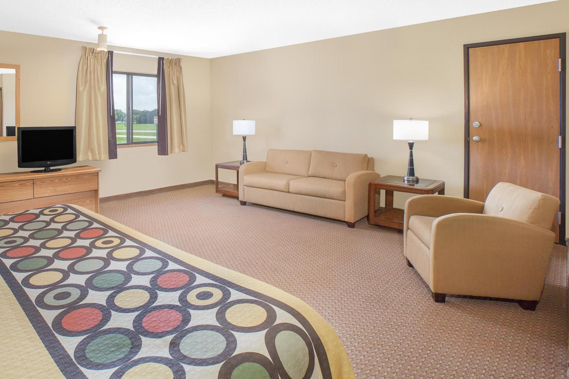 Super 8 by Wyndham Mt Pleasant photo 2