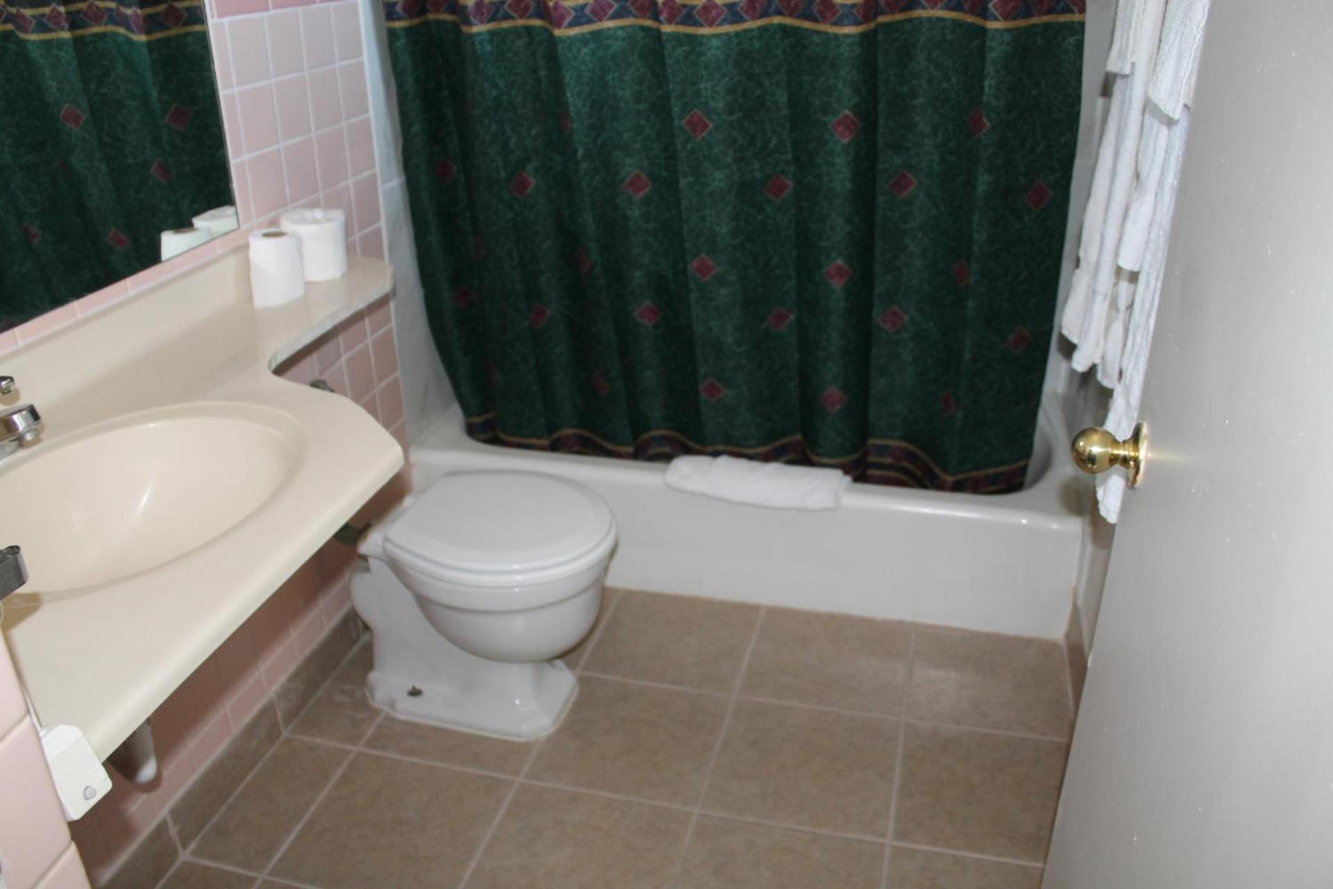 American Motor Inn - Rock Island photo 19