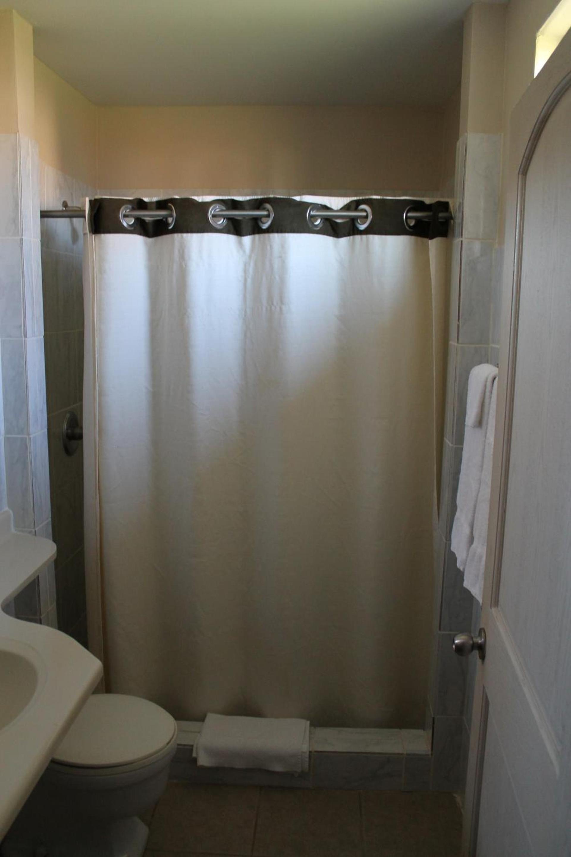 American Motor Inn - Rock Island photo 17