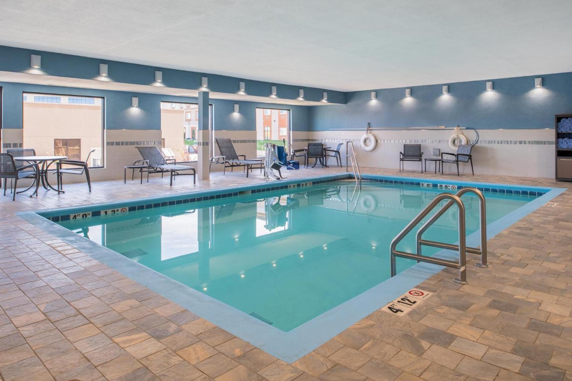 Holiday Inn Express Hotel & Suites Bismarck by IHG photo 2