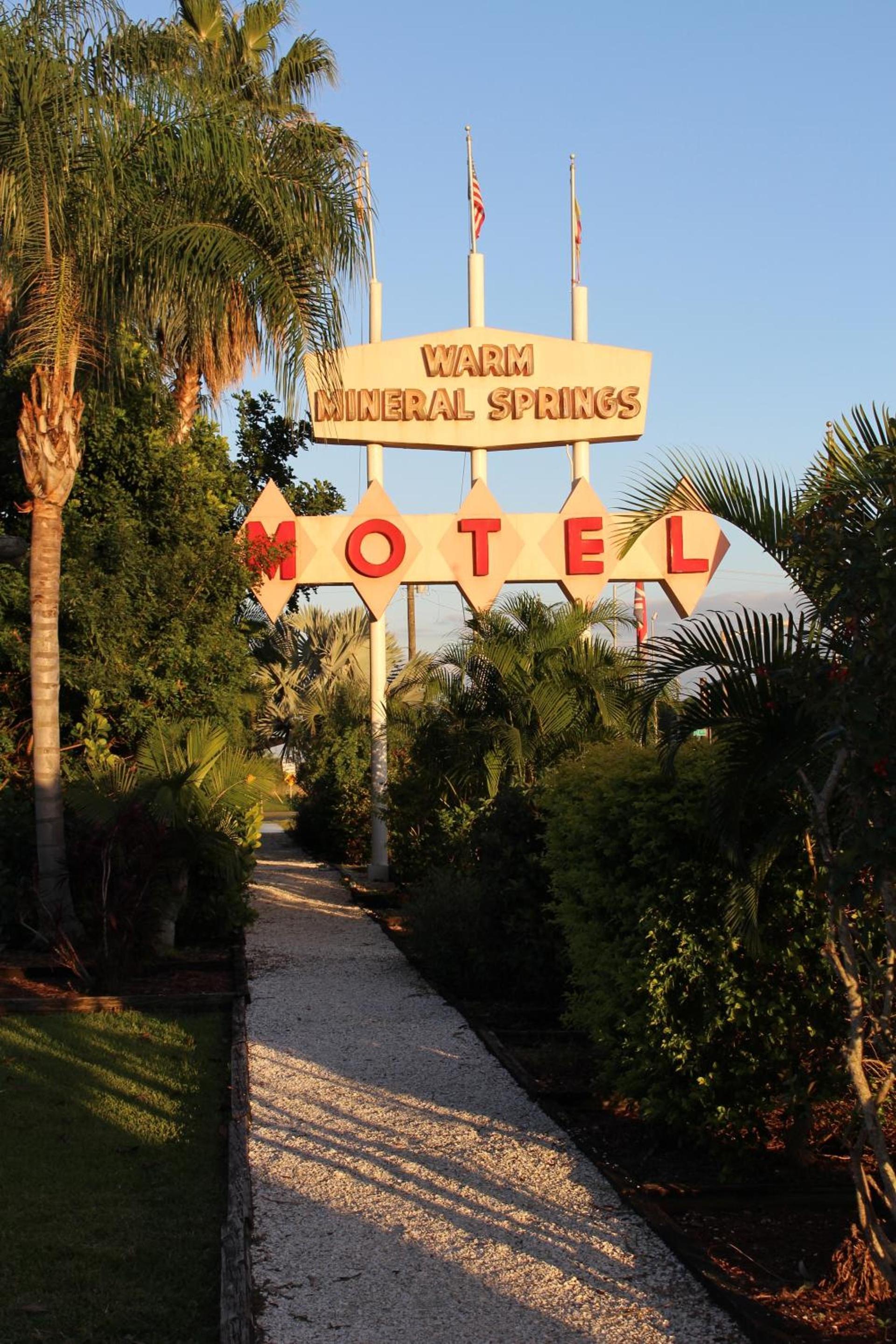 Warm Mineral Springs Motel photo 2