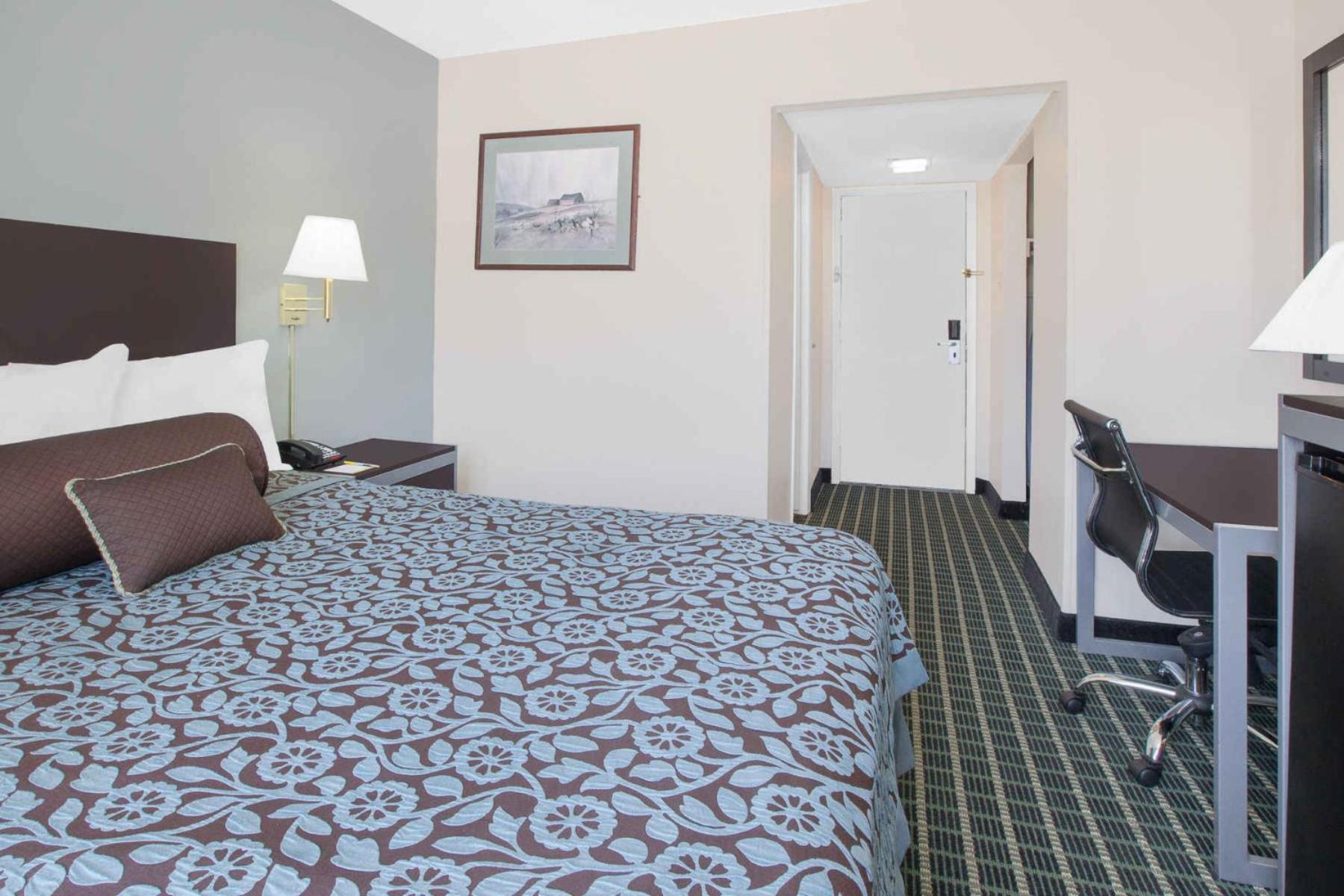 Days Inn by Wyndham Market Center Dallas Love Field photo 2