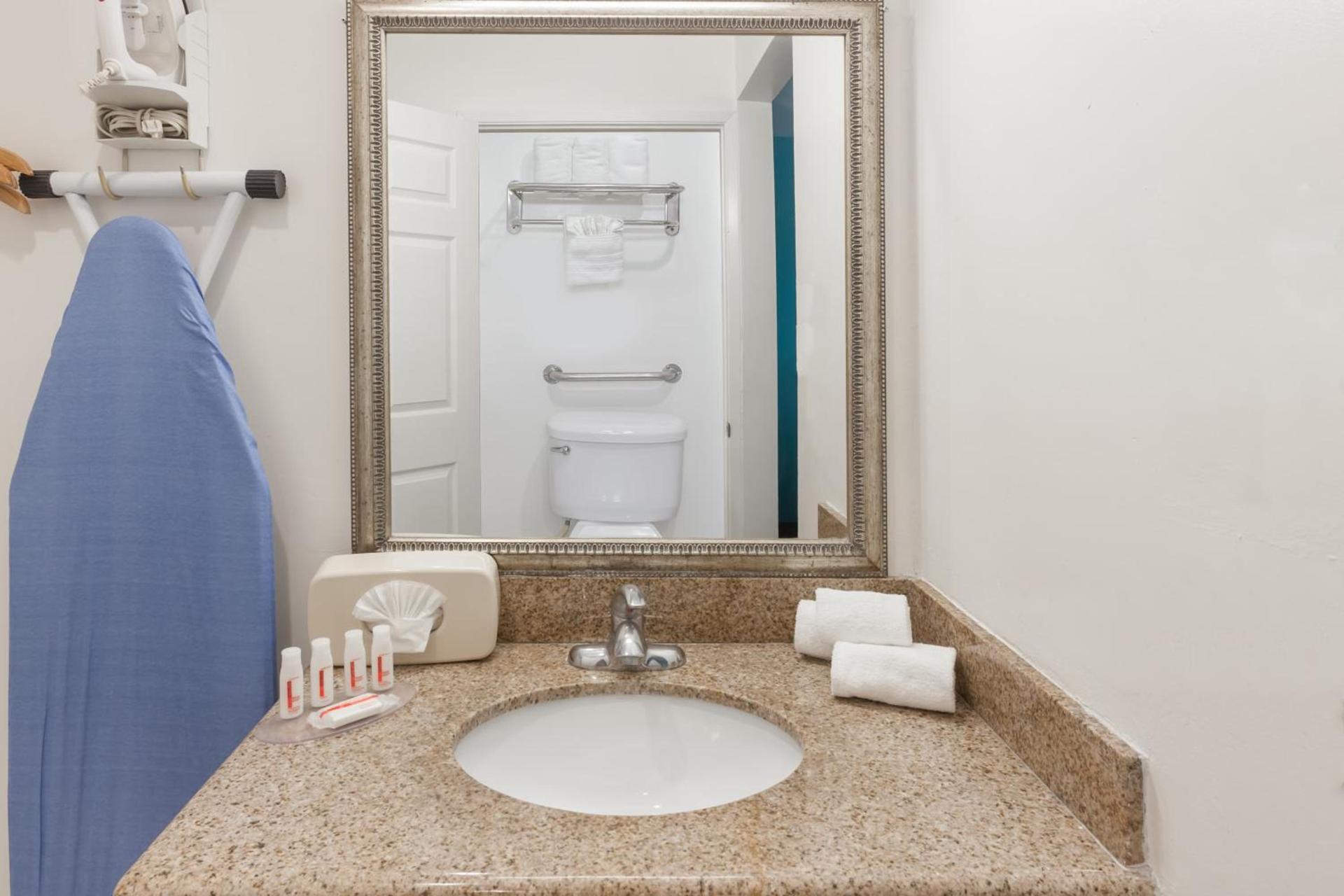 Howard Johnson by Wyndham San Diego Hotel Circle photo 44