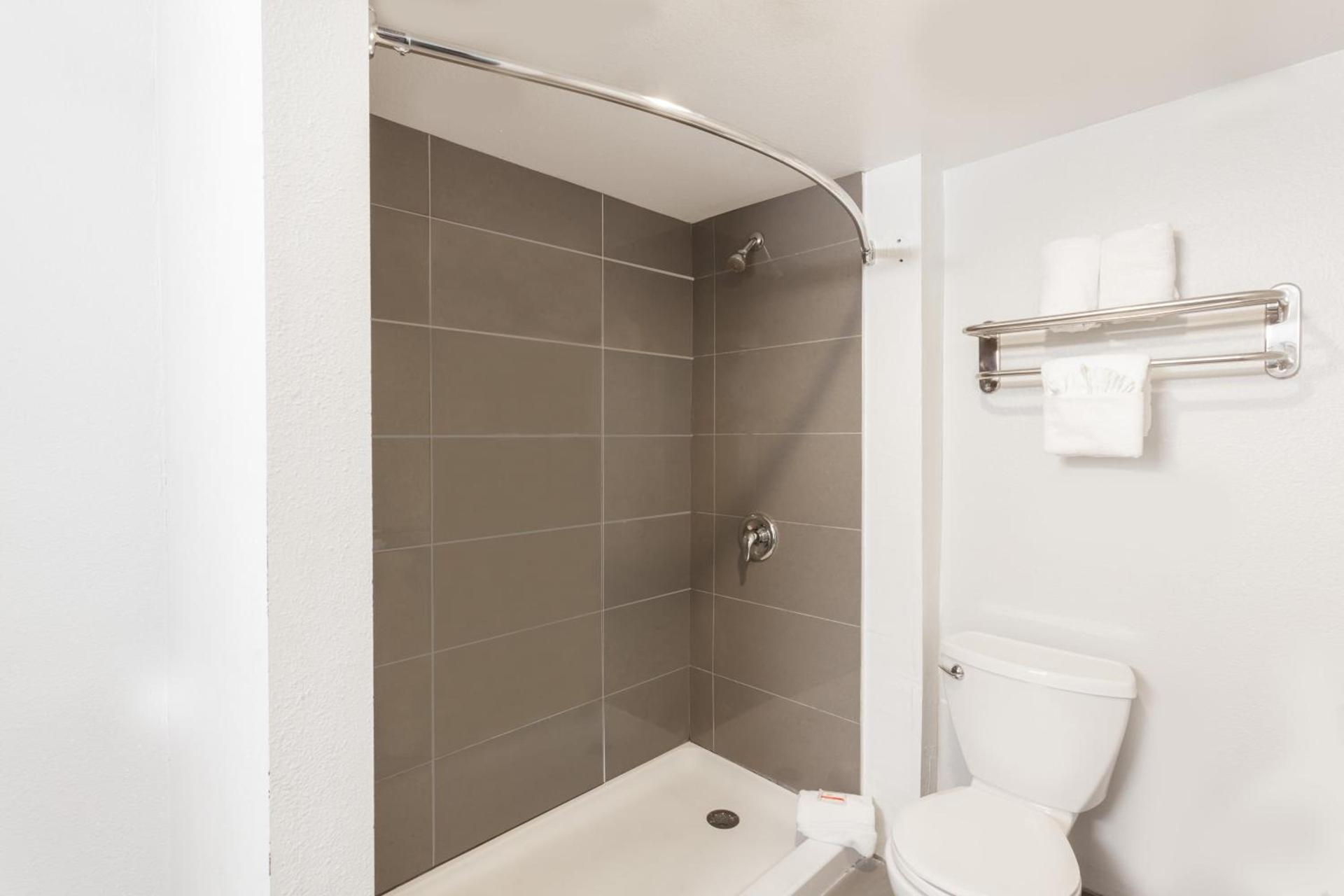 Howard Johnson by Wyndham San Diego Hotel Circle photo 43