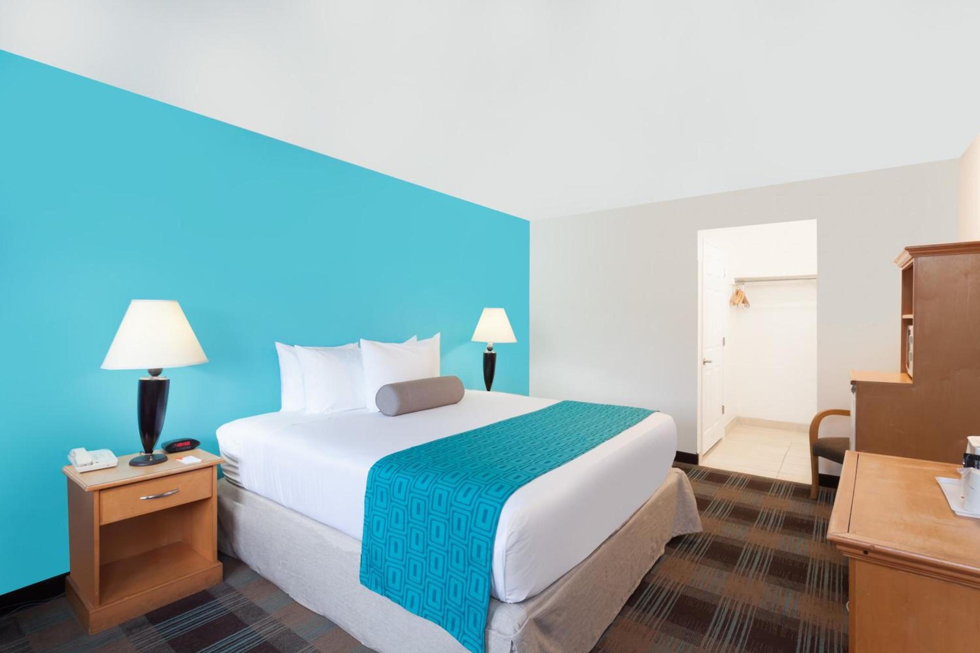 Howard Johnson by Wyndham San Diego Hotel Circle photo 29