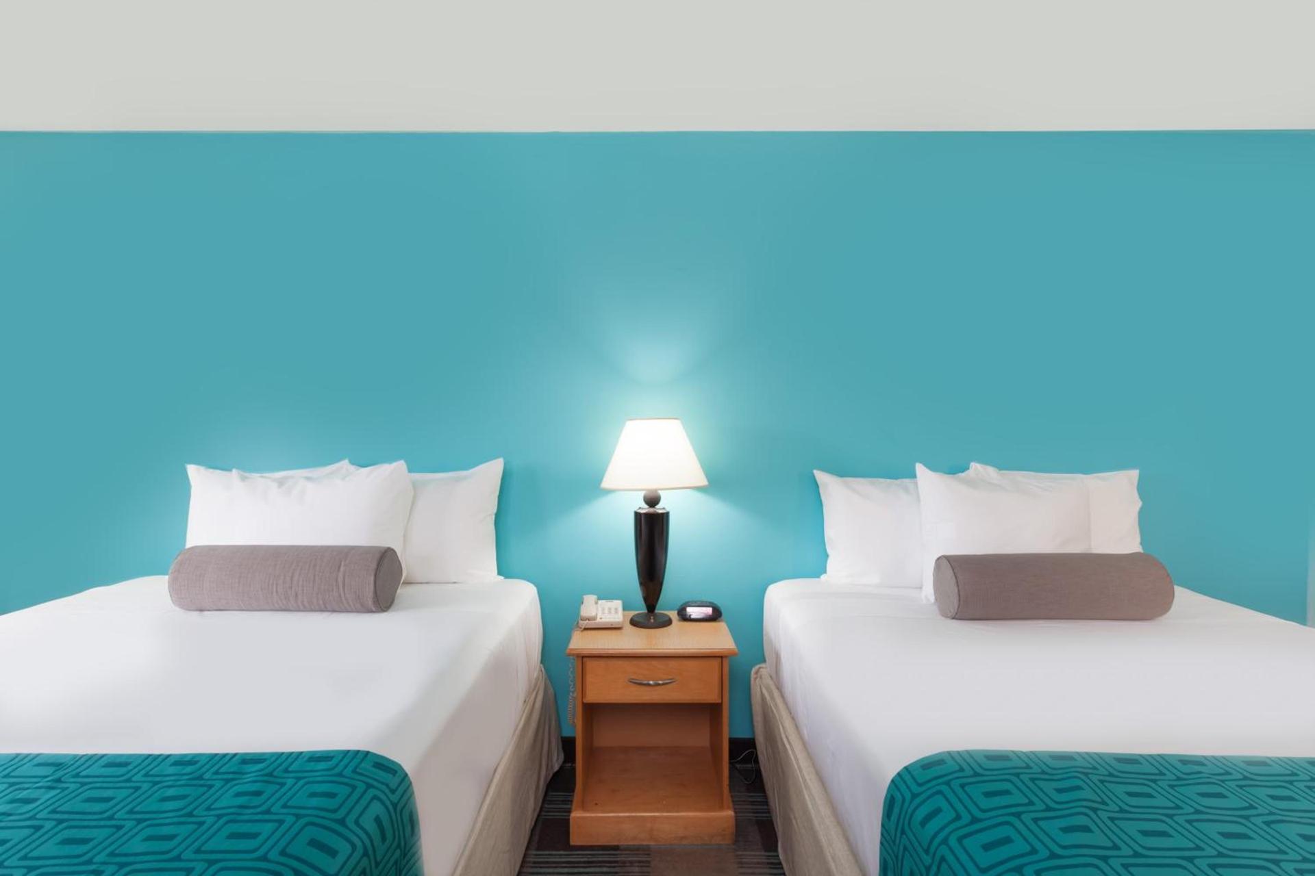 Howard Johnson by Wyndham San Diego Hotel Circle photo 27