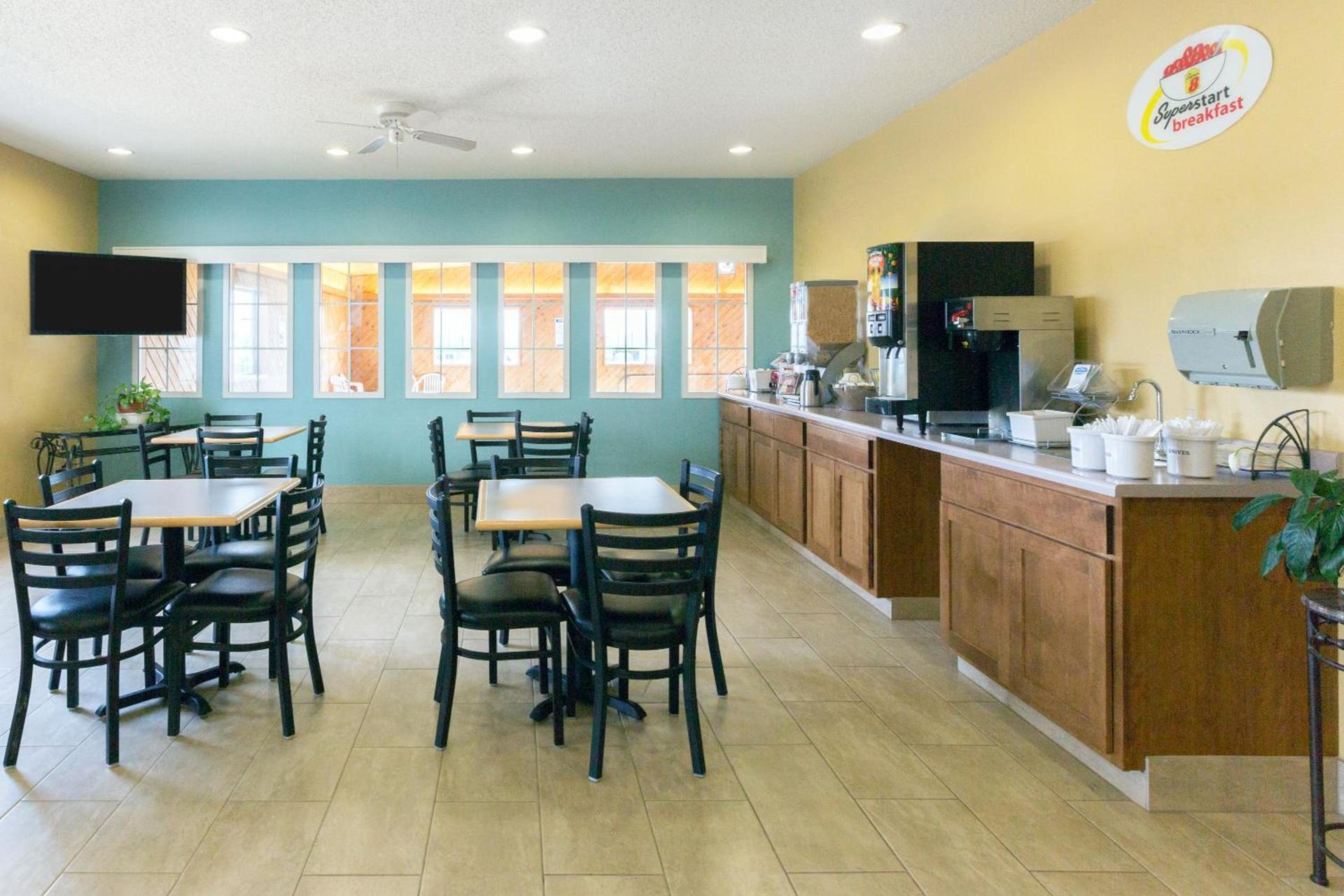 Super 8 by Wyndham Clarinda photo 21